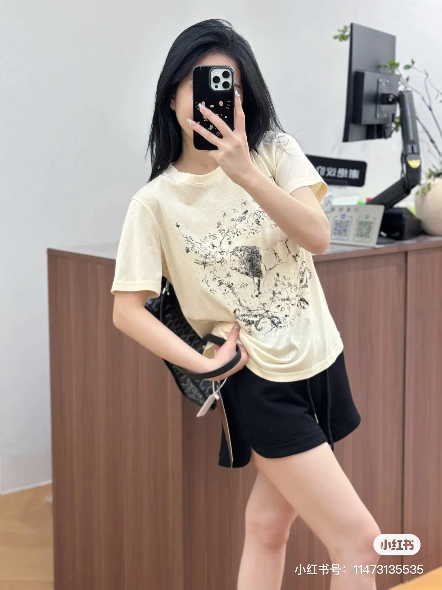 🅿️130 M219#Dior Dior•25ss new heavy industry hot-drilled embroidered short-sleeved T-shirt ✅✅✅Ready stock Focus on quality Feel free to compare Size: S M L Color: Apricot