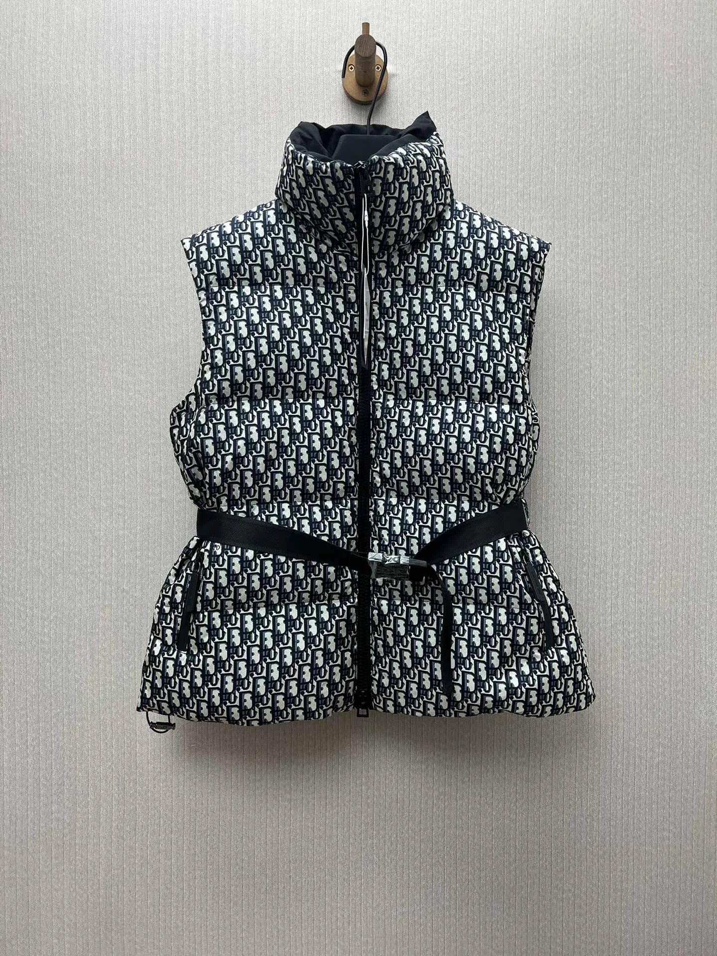 🅿️740 Dior 25ss new Dioralps Oblique printed belted quilted taffeta stand-up collar vest for women, black and white mixed color code number: S.M.L.XL.