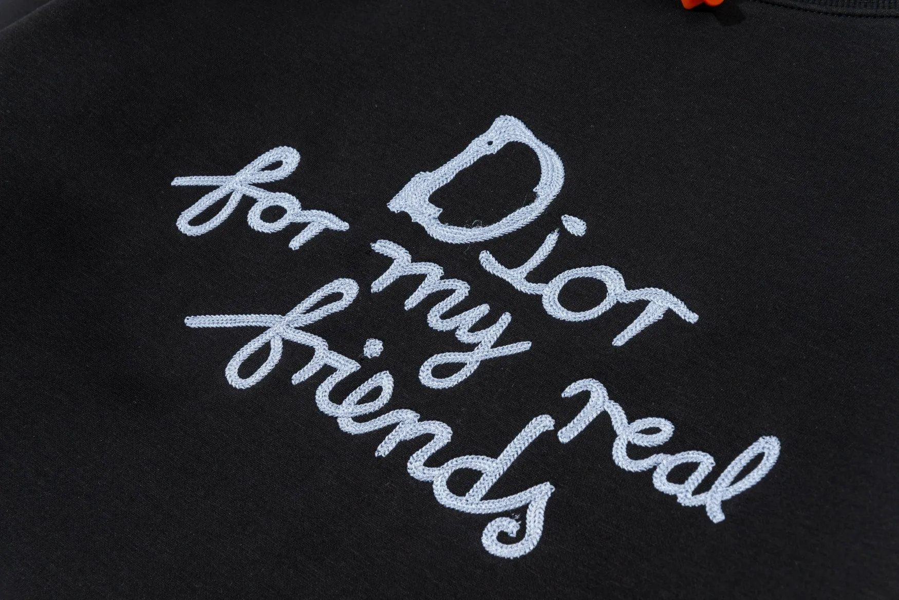 🅿️290 Dior DIOR's new embroidered round neck sweatshirt, the fabric is comfortable and soft. Composite Austrian velvet. High quality 🔥 Logo letters on the front are embroidered with high craftsmanship, and the ribs are specially customized to restore the trend brought by special craftsmanship. Customized dyeing, complete with three standards. Non-market ordinary version. Compare at will. Quality is absolutely guaranteed. Same style for men and women. Color: Black White Navy Code Number: S M L XL [Style No. A3352]