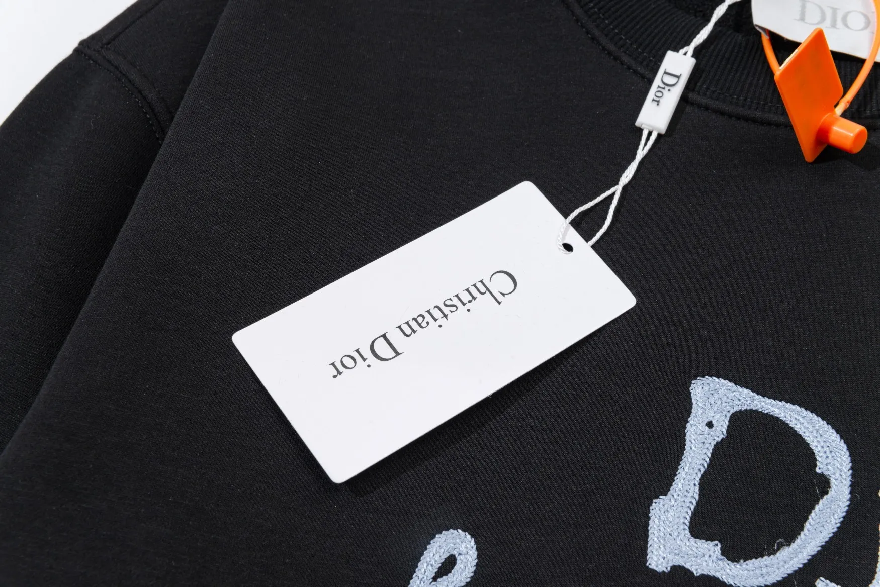 🅿️290 Dior DIOR's new embroidered round neck sweatshirt, the fabric is comfortable and soft. Composite Austrian velvet. High quality 🔥 Logo letters on the front are embroidered with high craftsmanship, and the ribs are specially customized to restore the trend brought by special craftsmanship. Customized dyeing, complete with three standards. Non-market ordinary version. Compare at will. Quality is absolutely guaranteed. Same style for men and women. Color: Black White Navy Code Number: S M L XL [Style No. A3352]