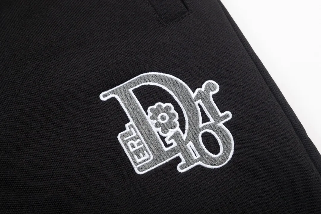 🅿️210 Dior 2025 new model, daily commuting for men and women, must-have outfits, stripe splicing, finely embroidered flower letter logo, casual shorts ·Customized 380g terry fabric ·Imported Tajima machine embroidery technology ·Waist label, hangtag, three wash marks complete Color: Black Size: S M L XL