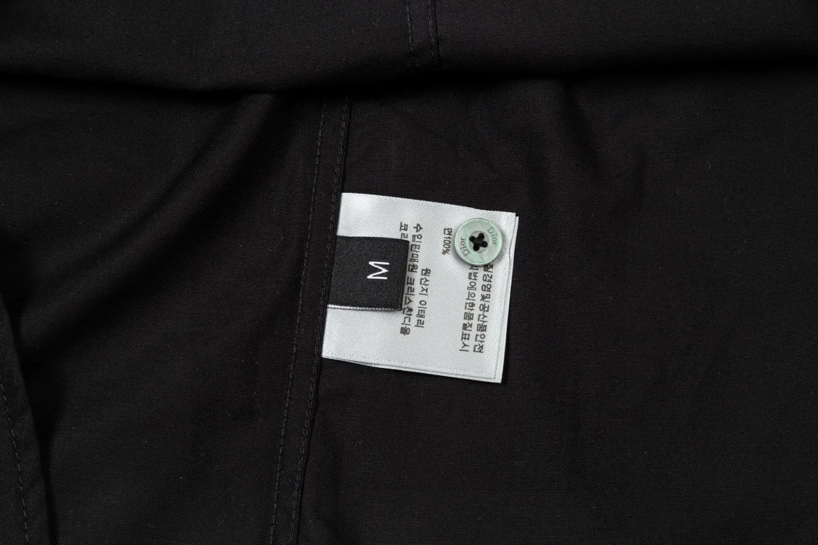 🅿️286 DIOR 🔥The most popular style is coming. Pocket 1947 letter logo embroidered long-sleeved shirt. 2024ss official website new long-sleeved shirt. Beautifully embroidered logo. High-end version. Customized fabrics at the counter. Highly breathable and comfortable. Seiko production. Impeccable detail processing. ✅Customized logo engraved buttons with three complete labels. Brand element design concept reflects high quality. It feels delicate and soft! It presents a casual cut and the upper body shape is great! 🐉Code number: M-XXL