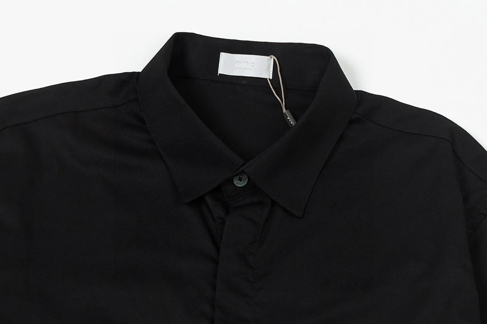 🅿️286 DIOR 🔥The most popular style is coming. Pocket 1947 letter logo embroidered long-sleeved shirt. 2024ss official website new long-sleeved shirt. Beautifully embroidered logo. High-end version. Customized fabrics at the counter. Highly breathable and comfortable. Seiko production. Impeccable detail processing. ✅Customized logo engraved buttons with three complete labels. Brand element design concept reflects high quality. It feels delicate and soft! It presents a casual cut and the upper body shape is great! 🐉Code number: M-XXL