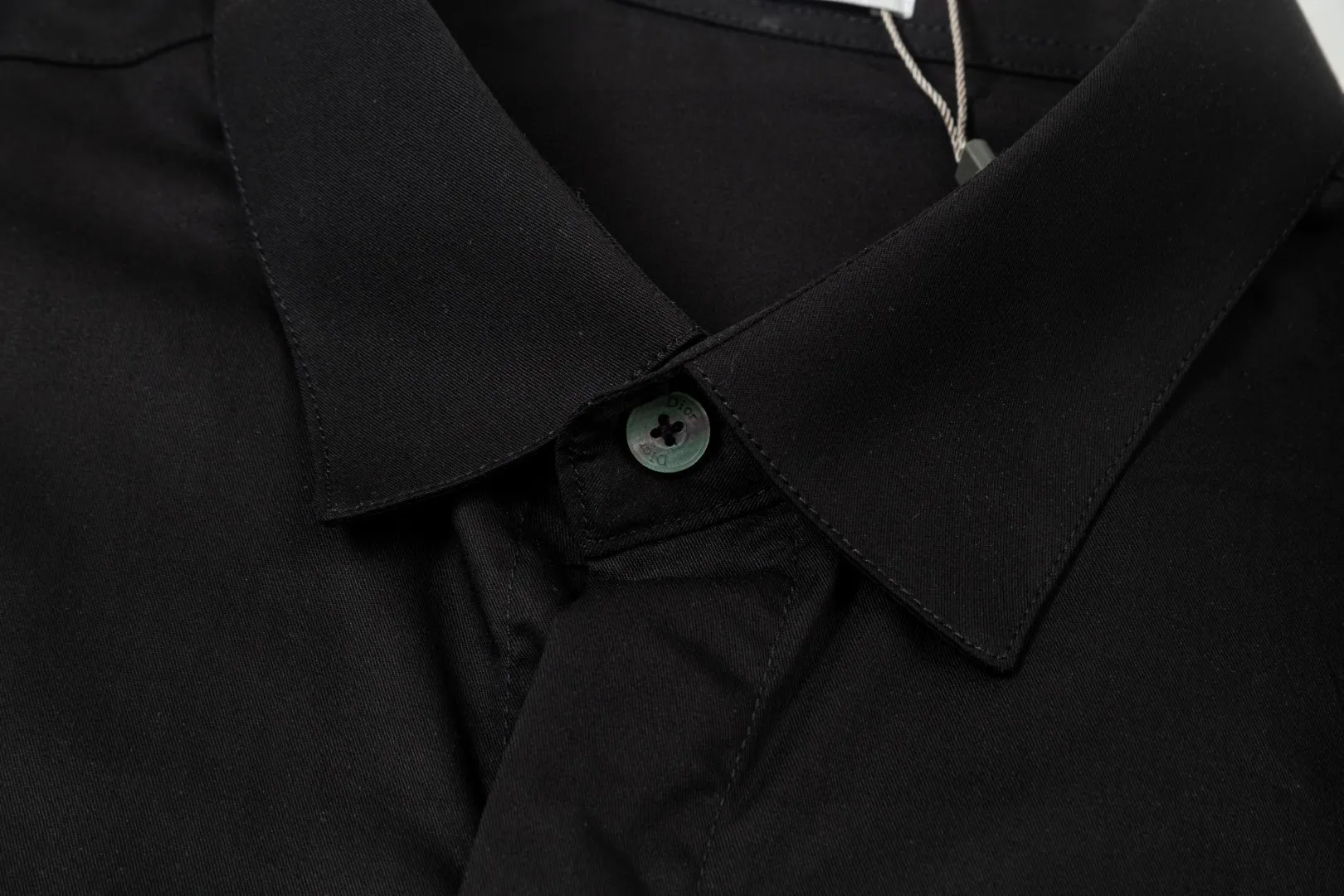 🅿️286 DIOR 🔥The most popular style is coming. Pocket 1947 letter logo embroidered long-sleeved shirt. 2024ss official website new long-sleeved shirt. Beautifully embroidered logo. High-end version. Customized fabrics at the counter. Highly breathable and comfortable. Seiko production. Impeccable detail processing. ✅Customized logo engraved buttons with three complete labels. Brand element design concept reflects high quality. It feels delicate and soft! It presents a casual cut and the upper body shape is great! 🐉Code number: M-XXL