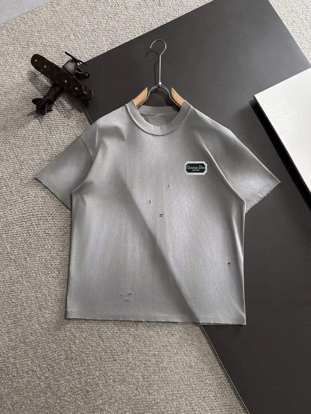 🅿️270 shipped next day. High quality DIOR/Dior 2025 spring and summer new men's batik washed short-sleeved T-shirt. Made of heavy combed double yarn fabric after washing. The high-strength fabric feels full of weight when weighed. The upper body is also more textured than ordinary T-shirts and is not easy to deform. This texture can cope with the weather. It absorbs sweat and is breathable, suitable for both hot and cold! Perfectly produced with reference to the original stitch and stitch! Loose fit design, looks noble. Sizes: S to XXL