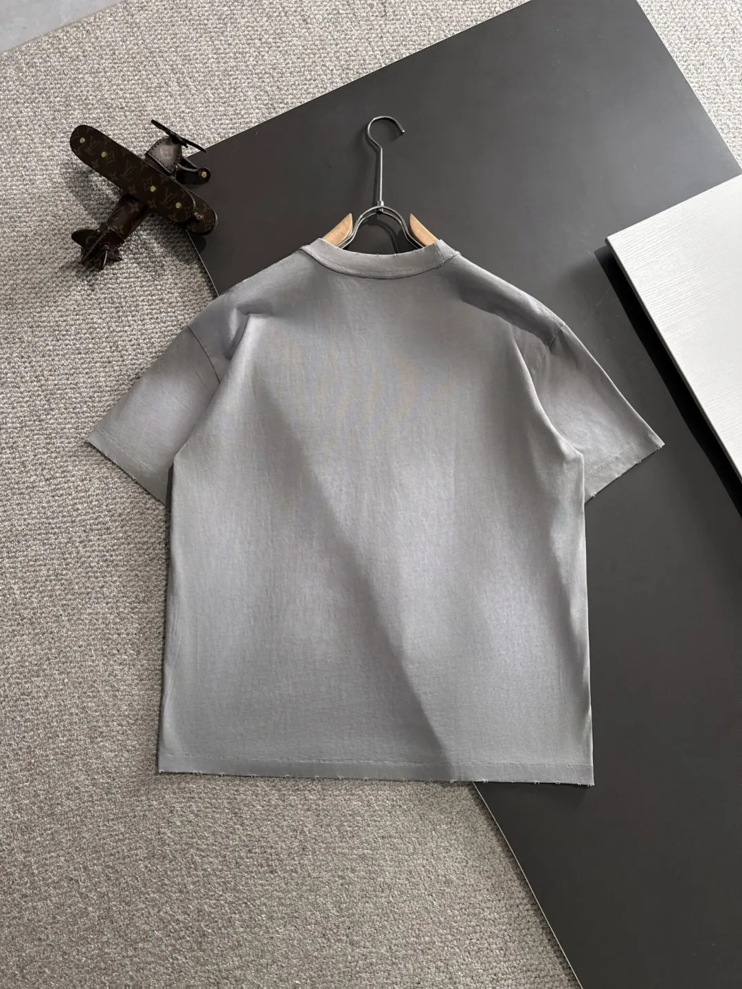 🅿️270 shipped next day. High quality DIOR/Dior 2025 spring and summer new men's batik washed short-sleeved T-shirt. Made of heavy combed double yarn fabric after washing. The high-strength fabric feels full of weight when weighed. The upper body is also more textured than ordinary T-shirts and is not easy to deform. This texture can cope with the weather. It absorbs sweat and is breathable, suitable for both hot and cold! Perfectly produced with reference to the original stitch and stitch! Loose fit design, looks noble. Sizes: S to XXL