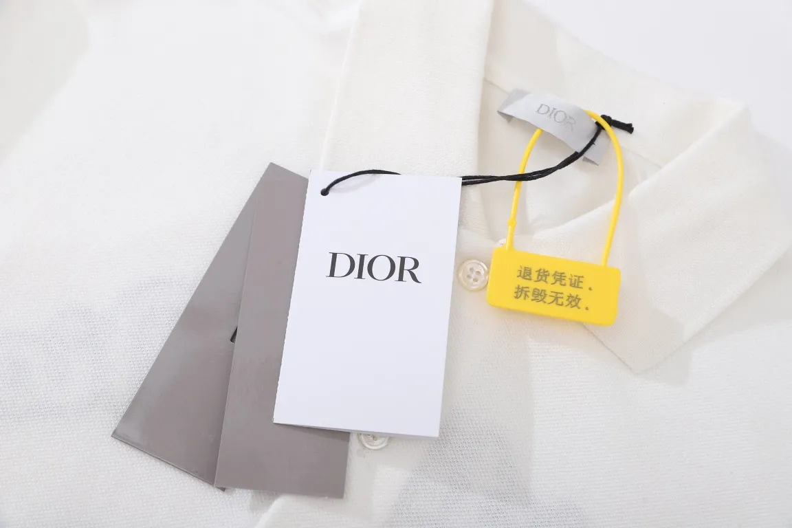 🅿️240 (with carrying case +5) Dio* Men Fall brand new model, polo that is a must-have at the counter! All are classic! The upper body is even more perfect! It is also the same style for men and women, so it can be used as a couple Ootd!  ⚠️The neckline and the ends of the cuffs are threaded. They are custom-made and dyed. There is no color difference at all. After multiple comparisons, I waited for more than half a month to order this thread! Full of high-end feel! The fabric is a customer-supplied thick-thread double-piqué large mesh mercerized cotton fabric. The texture is very delicate. It is light, breathable and very soft. It has perfect upper body comfort. 💯No matter from any aspect, it is easy to wear! The zp fabric is made of high-weight pique cotton. The upper body of the material is crisp and stylish. It is not the kind of soft couch without shape! The wiring is even and there are no wrinkles! We have high-temperature color fixation for both colors. The dyes used are also reactive environmentally friendly dyes that have undergone special treatment!  More than 1 meter and a half of fabric was used to embroider the front and rear door widths and pattern making! It has been modified almost 6 times. Large products are directly embroidered with Tajima machines imported from Japan. The number of stitches reaches about 10W needles! The buttons are also pure natural deep sea white butterfly real shell buttons! The letters on the buttons were repeatedly adjusted by laser engraving before they reached their current level of precision! Same style for men and women Size: XS S M L