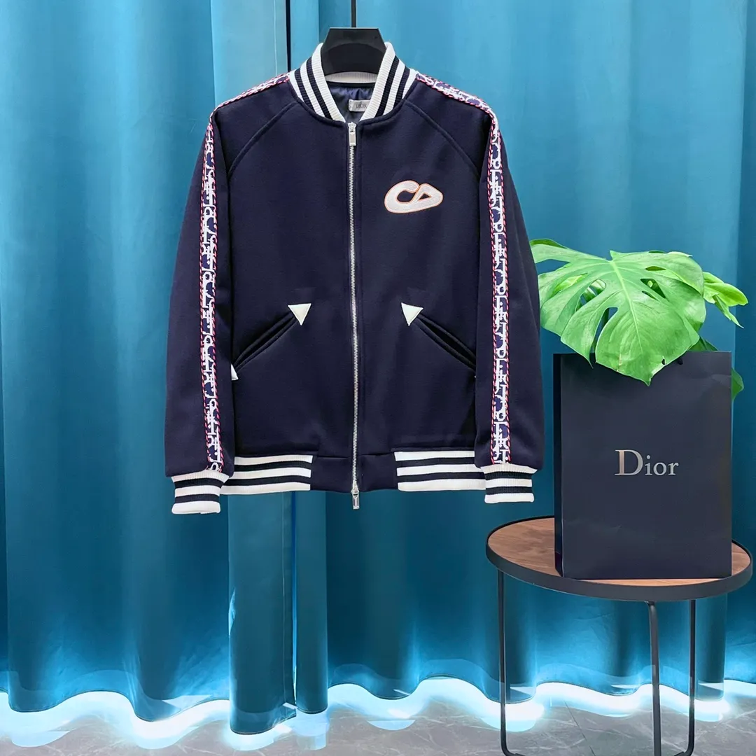 🅿️410 Dior➡️Dior runway style baseball jacket. I ordered the original model and took a month to finally ship it. I love it so much. The upper body is really cool. A blogger on Douyin said that LV's new products this year will become the future trend. If you look through street photos, you will find that celebrities regard it as a collectible jacket, a must-have item for men and women who want light luxury for commuting. Developing the highest version on the entire network, it took 1 month to customize and the cost was extremely high. The German imported flat-machine made custom-woven wool jacquard threads, using the first layer of imported lambskin. The pleated texture is unparalleled. It is hand-cut and meticulously crafted. The stitching position is very technical. Whether the whole garment is good or not depends on this position. Top-notch workmanship and details can stand the test. A full set of customized accessories, the letters are clear and perfectly restored without any difference. High-end atmosphere and full grade! The entire dress is exclusively customized with heavy craftsmanship. The towel patch embroidery is perfectly combined with craft embroidery and precise stitching! Absolute craftsmanship quality!