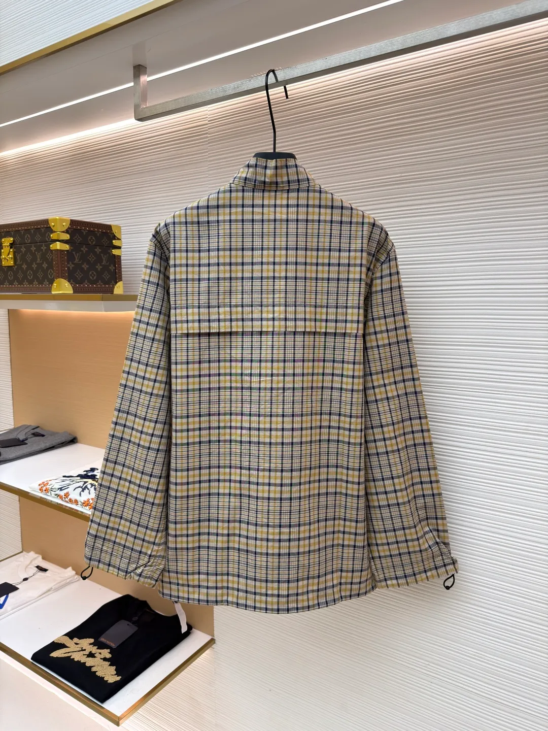 Dior cotton blended fabric plaid pattern shirt ●Original version: Purchased and developed for 18500 ●Item number: 1681391-B15 ●Fabric: plaid jacquard blended fabric ●Technology: glue printing ●Color: yellow plaid ●Version: fitted version ●Weight: about 320 grams ●Size: 46-48-50-52 ●Description: This plaid jacket is made of multi-color interwoven plaid fabric and is made with precision textile technology. The texture is clear and crisp. The neckline adopts a stand-up collar design, and the three-dimensional cutting process ensures it fits the neck, making it neat and stylish to wear. The placket is equipped with a high-quality black zipper, which is smooth, easy to pull and durable. The edges of the zipper are hemmed to prevent them from falling off and improve the overall sophistication. The brand logo on the chest uses precision embroidery technology, with delicate and three-dimensional lines, highlighting the brand's texture. The pockets on both sides are equipped with invisible zippers, which not only ensures the safety of item storage, but also keeps the appearance tidy through seamless splicing technology. The cuffs use hemming technology to fit the needs of wrist movements while preventing the fabric from becoming loose. The whole body adopts multi-pass stitching technology, the stitches are even and fine, and the firmness is high to ensure that there are no seams or deformations during wearing. From the details to the whole, it fully demonstrates the pursuit of exquisite craftsmanship and quality. The overall wiring is straight and delicate, the fabric is comfortable and soft, and the color is consistent without color difference. It can be matched with the same style to create a fashionable look and control various occasions. Customized accessories, complete with three standards, same style for men and women!