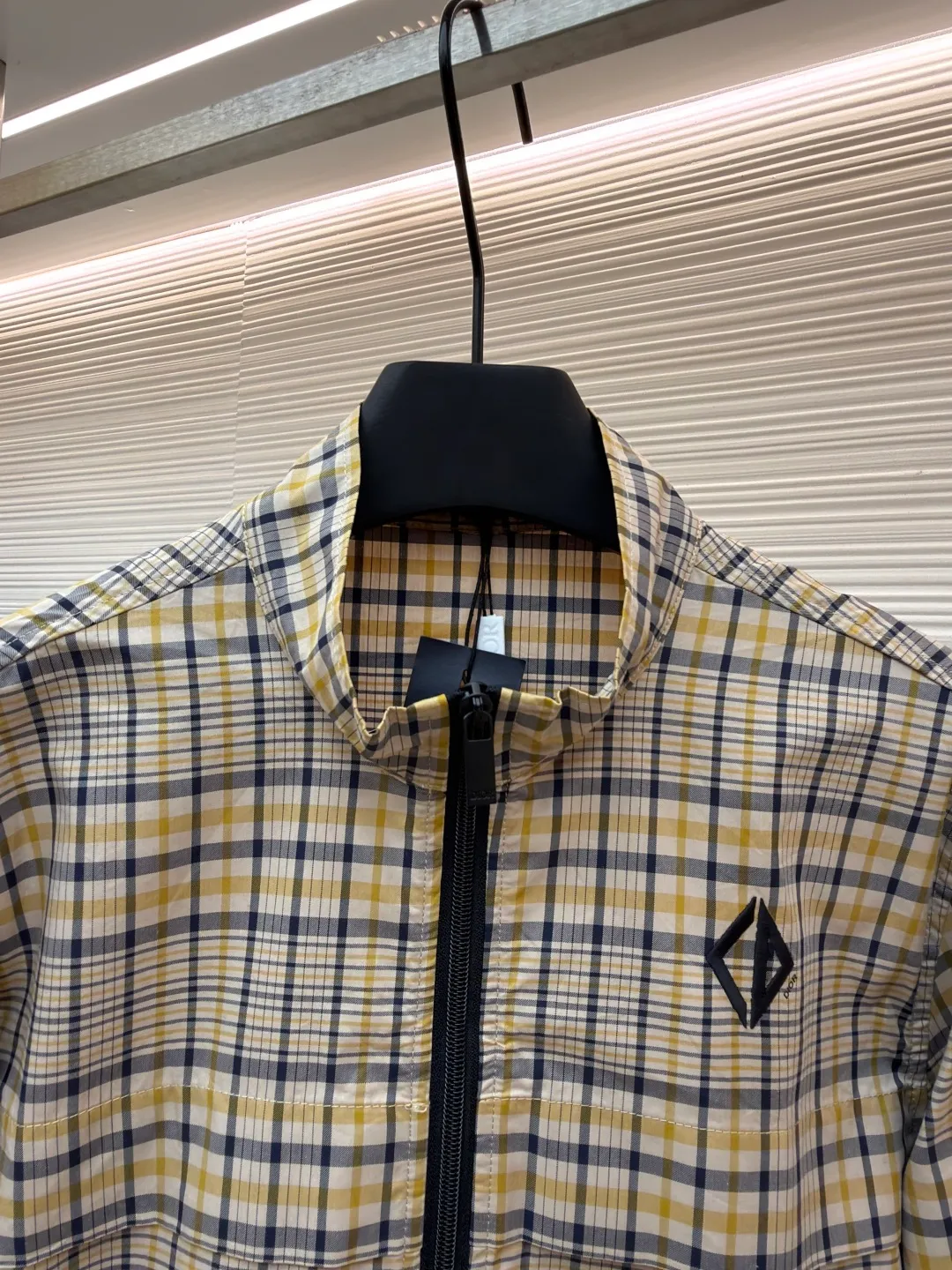 Dior cotton blended fabric plaid pattern shirt ●Original version: Purchased and developed for 18500 ●Item number: 1681391-B15 ●Fabric: plaid jacquard blended fabric ●Technology: glue printing ●Color: yellow plaid ●Version: fitted version ●Weight: about 320 grams ●Size: 46-48-50-52 ●Description: This plaid jacket is made of multi-color interwoven plaid fabric and is made with precision textile technology. The texture is clear and crisp. The neckline adopts a stand-up collar design, and the three-dimensional cutting process ensures it fits the neck, making it neat and stylish to wear. The placket is equipped with a high-quality black zipper, which is smooth, easy to pull and durable. The edges of the zipper are hemmed to prevent them from falling off and improve the overall sophistication. The brand logo on the chest uses precision embroidery technology, with delicate and three-dimensional lines, highlighting the brand's texture. The pockets on both sides are equipped with invisible zippers, which not only ensures the safety of item storage, but also keeps the appearance tidy through seamless splicing technology. The cuffs use hemming technology to fit the needs of wrist movements while preventing the fabric from becoming loose. The whole body adopts multi-pass stitching technology, the stitches are even and fine, and the firmness is high to ensure that there are no seams or deformations during wearing. From the details to the whole, it fully demonstrates the pursuit of exquisite craftsmanship and quality. The overall wiring is straight and delicate, the fabric is comfortable and soft, and the color is consistent without color difference. It can be matched with the same style to create a fashionable look and control various occasions. Customized accessories, complete with three standards, same style for men and women!