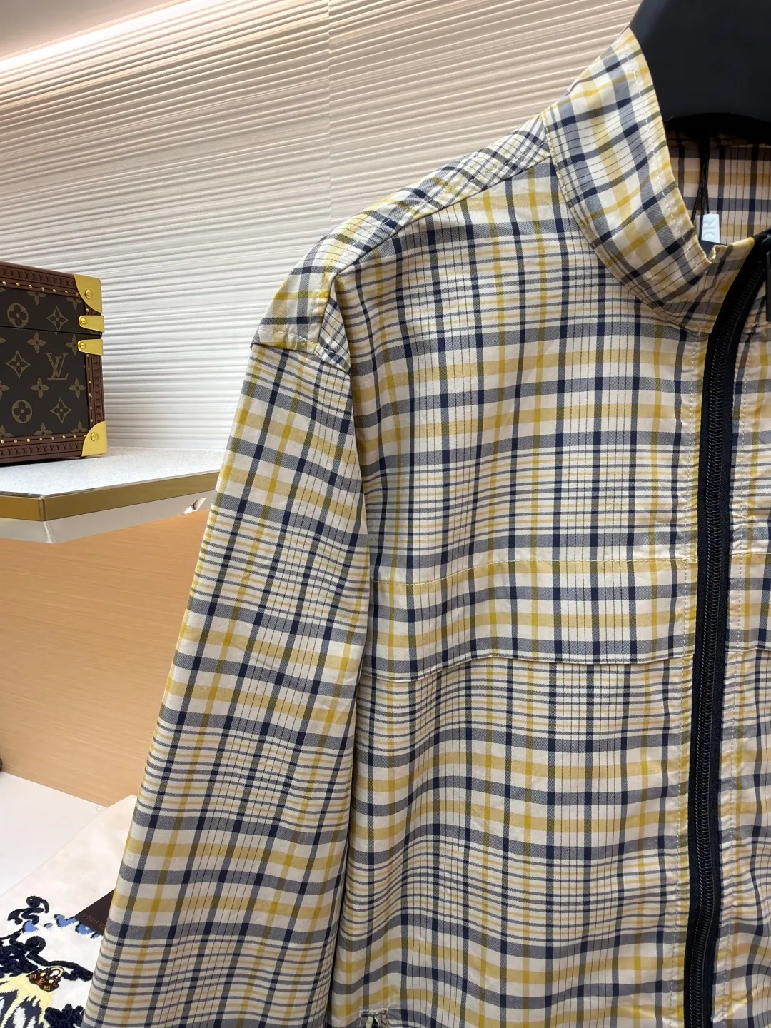 Dior cotton blended fabric plaid pattern shirt ●Original version: Purchased and developed for 18500 ●Item number: 1681391-B15 ●Fabric: plaid jacquard blended fabric ●Technology: glue printing ●Color: yellow plaid ●Version: fitted version ●Weight: about 320 grams ●Size: 46-48-50-52 ●Description: This plaid jacket is made of multi-color interwoven plaid fabric and is made with precision textile technology. The texture is clear and crisp. The neckline adopts a stand-up collar design, and the three-dimensional cutting process ensures it fits the neck, making it neat and stylish to wear. The placket is equipped with a high-quality black zipper, which is smooth, easy to pull and durable. The edges of the zipper are hemmed to prevent them from falling off and improve the overall sophistication. The brand logo on the chest uses precision embroidery technology, with delicate and three-dimensional lines, highlighting the brand's texture. The pockets on both sides are equipped with invisible zippers, which not only ensures the safety of item storage, but also keeps the appearance tidy through seamless splicing technology. The cuffs use hemming technology to fit the needs of wrist movements while preventing the fabric from becoming loose. The whole body adopts multi-pass stitching technology, the stitches are even and fine, and the firmness is high to ensure that there are no seams or deformations during wearing. From the details to the whole, it fully demonstrates the pursuit of exquisite craftsmanship and quality. The overall wiring is straight and delicate, the fabric is comfortable and soft, and the color is consistent without color difference. It can be matched with the same style to create a fashionable look and control various occasions. Customized accessories, complete with three standards, same style for men and women!
