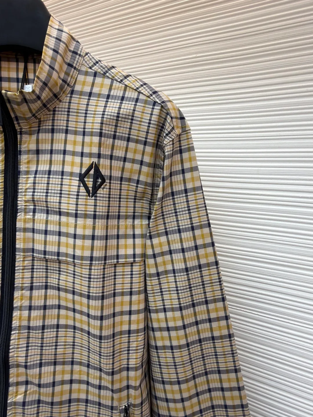 Dior cotton blended fabric plaid pattern shirt ●Original version: Purchased and developed for 18500 ●Item number: 1681391-B15 ●Fabric: plaid jacquard blended fabric ●Technology: glue printing ●Color: yellow plaid ●Version: fitted version ●Weight: about 320 grams ●Size: 46-48-50-52 ●Description: This plaid jacket is made of multi-color interwoven plaid fabric and is made with precision textile technology. The texture is clear and crisp. The neckline adopts a stand-up collar design, and the three-dimensional cutting process ensures it fits the neck, making it neat and stylish to wear. The placket is equipped with a high-quality black zipper, which is smooth, easy to pull and durable. The edges of the zipper are hemmed to prevent them from falling off and improve the overall sophistication. The brand logo on the chest uses precision embroidery technology, with delicate and three-dimensional lines, highlighting the brand's texture. The pockets on both sides are equipped with invisible zippers, which not only ensures the safety of item storage, but also keeps the appearance tidy through seamless splicing technology. The cuffs use hemming technology to fit the needs of wrist movements while preventing the fabric from becoming loose. The whole body adopts multi-pass stitching technology, the stitches are even and fine, and the firmness is high to ensure that there are no seams or deformations during wearing. From the details to the whole, it fully demonstrates the pursuit of exquisite craftsmanship and quality. The overall wiring is straight and delicate, the fabric is comfortable and soft, and the color is consistent without color difference. It can be matched with the same style to create a fashionable look and control various occasions. Customized accessories, complete with three standards, same style for men and women!