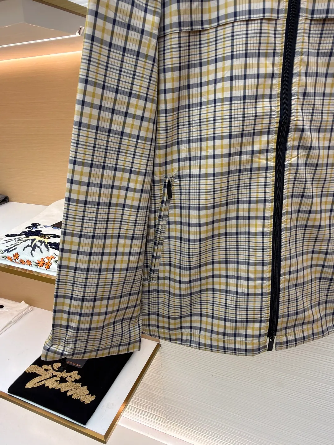 Dior cotton blended fabric plaid pattern shirt ●Original version: Purchased and developed for 18500 ●Item number: 1681391-B15 ●Fabric: plaid jacquard blended fabric ●Technology: glue printing ●Color: yellow plaid ●Version: fitted version ●Weight: about 320 grams ●Size: 46-48-50-52 ●Description: This plaid jacket is made of multi-color interwoven plaid fabric and is made with precision textile technology. The texture is clear and crisp. The neckline adopts a stand-up collar design, and the three-dimensional cutting process ensures it fits the neck, making it neat and stylish to wear. The placket is equipped with a high-quality black zipper, which is smooth, easy to pull and durable. The edges of the zipper are hemmed to prevent them from falling off and improve the overall sophistication. The brand logo on the chest uses precision embroidery technology, with delicate and three-dimensional lines, highlighting the brand's texture. The pockets on both sides are equipped with invisible zippers, which not only ensures the safety of item storage, but also keeps the appearance tidy through seamless splicing technology. The cuffs use hemming technology to fit the needs of wrist movements while preventing the fabric from becoming loose. The whole body adopts multi-pass stitching technology, the stitches are even and fine, and the firmness is high to ensure that there are no seams or deformations during wearing. From the details to the whole, it fully demonstrates the pursuit of exquisite craftsmanship and quality. The overall wiring is straight and delicate, the fabric is comfortable and soft, and the color is consistent without color difference. It can be matched with the same style to create a fashionable look and control various occasions. Customized accessories, complete with three standards, same style for men and women!
