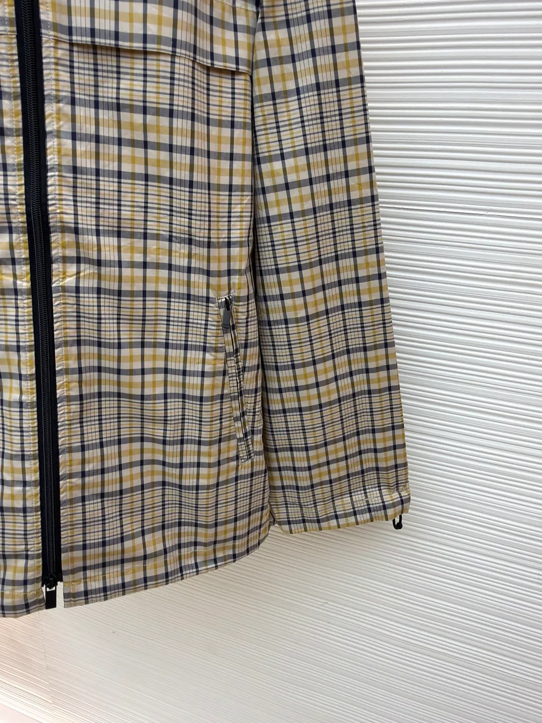 Dior cotton blended fabric plaid pattern shirt ●Original version: Purchased and developed for 18500 ●Item number: 1681391-B15 ●Fabric: plaid jacquard blended fabric ●Technology: glue printing ●Color: yellow plaid ●Version: fitted version ●Weight: about 320 grams ●Size: 46-48-50-52 ●Description: This plaid jacket is made of multi-color interwoven plaid fabric and is made with precision textile technology. The texture is clear and crisp. The neckline adopts a stand-up collar design, and the three-dimensional cutting process ensures it fits the neck, making it neat and stylish to wear. The placket is equipped with a high-quality black zipper, which is smooth, easy to pull and durable. The edges of the zipper are hemmed to prevent them from falling off and improve the overall sophistication. The brand logo on the chest uses precision embroidery technology, with delicate and three-dimensional lines, highlighting the brand's texture. The pockets on both sides are equipped with invisible zippers, which not only ensures the safety of item storage, but also keeps the appearance tidy through seamless splicing technology. The cuffs use hemming technology to fit the needs of wrist movements while preventing the fabric from becoming loose. The whole body adopts multi-pass stitching technology, the stitches are even and fine, and the firmness is high to ensure that there are no seams or deformations during wearing. From the details to the whole, it fully demonstrates the pursuit of exquisite craftsmanship and quality. The overall wiring is straight and delicate, the fabric is comfortable and soft, and the color is consistent without color difference. It can be matched with the same style to create a fashionable look and control various occasions. Customized accessories, complete with three standards, same style for men and women!