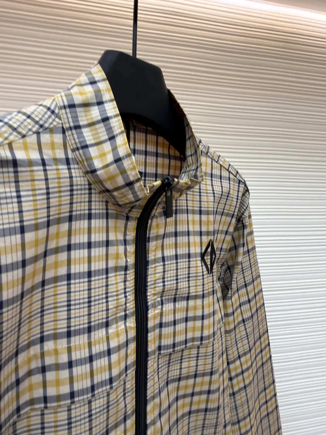 Dior cotton blended fabric plaid pattern shirt ●Original version: Purchased and developed for 18500 ●Item number: 1681391-B15 ●Fabric: plaid jacquard blended fabric ●Technology: glue printing ●Color: yellow plaid ●Version: fitted version ●Weight: about 320 grams ●Size: 46-48-50-52 ●Description: This plaid jacket is made of multi-color interwoven plaid fabric and is made with precision textile technology. The texture is clear and crisp. The neckline adopts a stand-up collar design, and the three-dimensional cutting process ensures it fits the neck, making it neat and stylish to wear. The placket is equipped with a high-quality black zipper, which is smooth, easy to pull and durable. The edges of the zipper are hemmed to prevent them from falling off and improve the overall sophistication. The brand logo on the chest uses precision embroidery technology, with delicate and three-dimensional lines, highlighting the brand's texture. The pockets on both sides are equipped with invisible zippers, which not only ensures the safety of item storage, but also keeps the appearance tidy through seamless splicing technology. The cuffs use hemming technology to fit the needs of wrist movements while preventing the fabric from becoming loose. The whole body adopts multi-pass stitching technology, the stitches are even and fine, and the firmness is high to ensure that there are no seams or deformations during wearing. From the details to the whole, it fully demonstrates the pursuit of exquisite craftsmanship and quality. The overall wiring is straight and delicate, the fabric is comfortable and soft, and the color is consistent without color difference. It can be matched with the same style to create a fashionable look and control various occasions. Customized accessories, complete with three standards, same style for men and women!