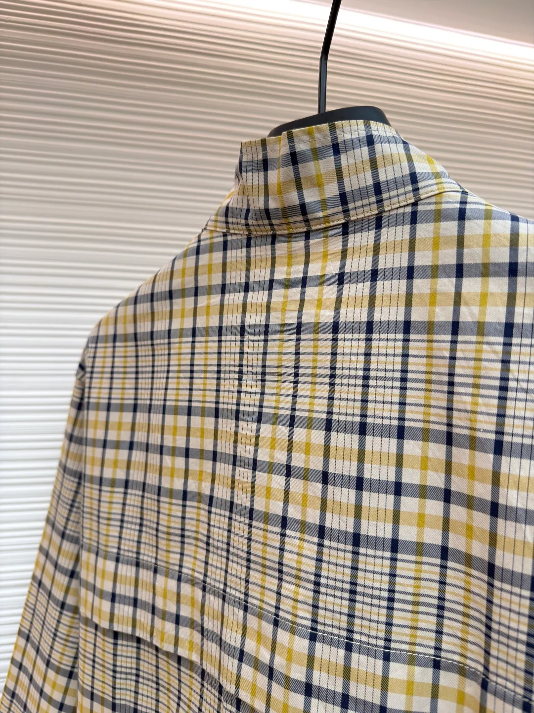 Dior cotton blended fabric plaid pattern shirt ●Original version: Purchased and developed for 18500 ●Item number: 1681391-B15 ●Fabric: plaid jacquard blended fabric ●Technology: glue printing ●Color: yellow plaid ●Version: fitted version ●Weight: about 320 grams ●Size: 46-48-50-52 ●Description: This plaid jacket is made of multi-color interwoven plaid fabric and is made with precision textile technology. The texture is clear and crisp. The neckline adopts a stand-up collar design, and the three-dimensional cutting process ensures it fits the neck, making it neat and stylish to wear. The placket is equipped with a high-quality black zipper, which is smooth, easy to pull and durable. The edges of the zipper are hemmed to prevent them from falling off and improve the overall sophistication. The brand logo on the chest uses precision embroidery technology, with delicate and three-dimensional lines, highlighting the brand's texture. The pockets on both sides are equipped with invisible zippers, which not only ensures the safety of item storage, but also keeps the appearance tidy through seamless splicing technology. The cuffs use hemming technology to fit the needs of wrist movements while preventing the fabric from becoming loose. The whole body adopts multi-pass stitching technology, the stitches are even and fine, and the firmness is high to ensure that there are no seams or deformations during wearing. From the details to the whole, it fully demonstrates the pursuit of exquisite craftsmanship and quality. The overall wiring is straight and delicate, the fabric is comfortable and soft, and the color is consistent without color difference. It can be matched with the same style to create a fashionable look and control various occasions. Customized accessories, complete with three standards, same style for men and women!