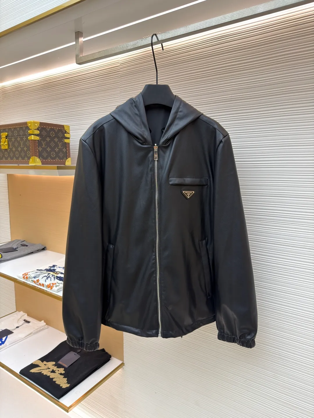Prada reversible leather nylon hooded jacket ●Original version: Purchased and developed for 41900 ●Item number: 1681458-D35 ●Material: lamb leather fabric ●Technology: draped cutting ●Color: melanin ●Version: Fitted version ●Weight: about 960 grams ●Size: 46-48-50-52 ●Description: Customized lambskin leather and rhyme-hole silky plain silk with natural texture and natural luster Comfortable and close to the skin, double-sided charm, one garment to enjoy. On one side, the distinctive leather shows the noble texture. On the other side, the simple plain grain interprets the low-key connotation. Clean lines and simple textures exude a sense of luxury from the inside out. The iconic enamel-coated triangle metal logos are respectively embellished to highlight the elegance and nobility of the brand. It is highly recognizable. The collision of flexible sheepskin and functional hood reconstructs the hard-core and casual fashion. The two-sided transformation is wonderful in itself and reflects each other. Unlock a new dimension of fashion, use imported special machine infrared to locate the "Prada triangle mark", the position is more accurate, strong and solid, ergonomic three-dimensional cutting, return to the traditional craftsmanship through segmentation, folding, shrinking and stretching technology. The so-called slow work is the respect for materials. The pursuit of feel. Complex workmanship, tedious, slow timeliness, high loss, template machine bag opening, preset template to guide the position, shape and size of the bag opening. Accuracy ensures the quality of the bag opening effect. The overall wiring is straight and delicate, the fabric is comfortable and soft, and the color is consistent without color difference. It can be matched with the same style to create a fashionable look and control various occasions. Customized accessories, complete with three standards, same style for men and women!