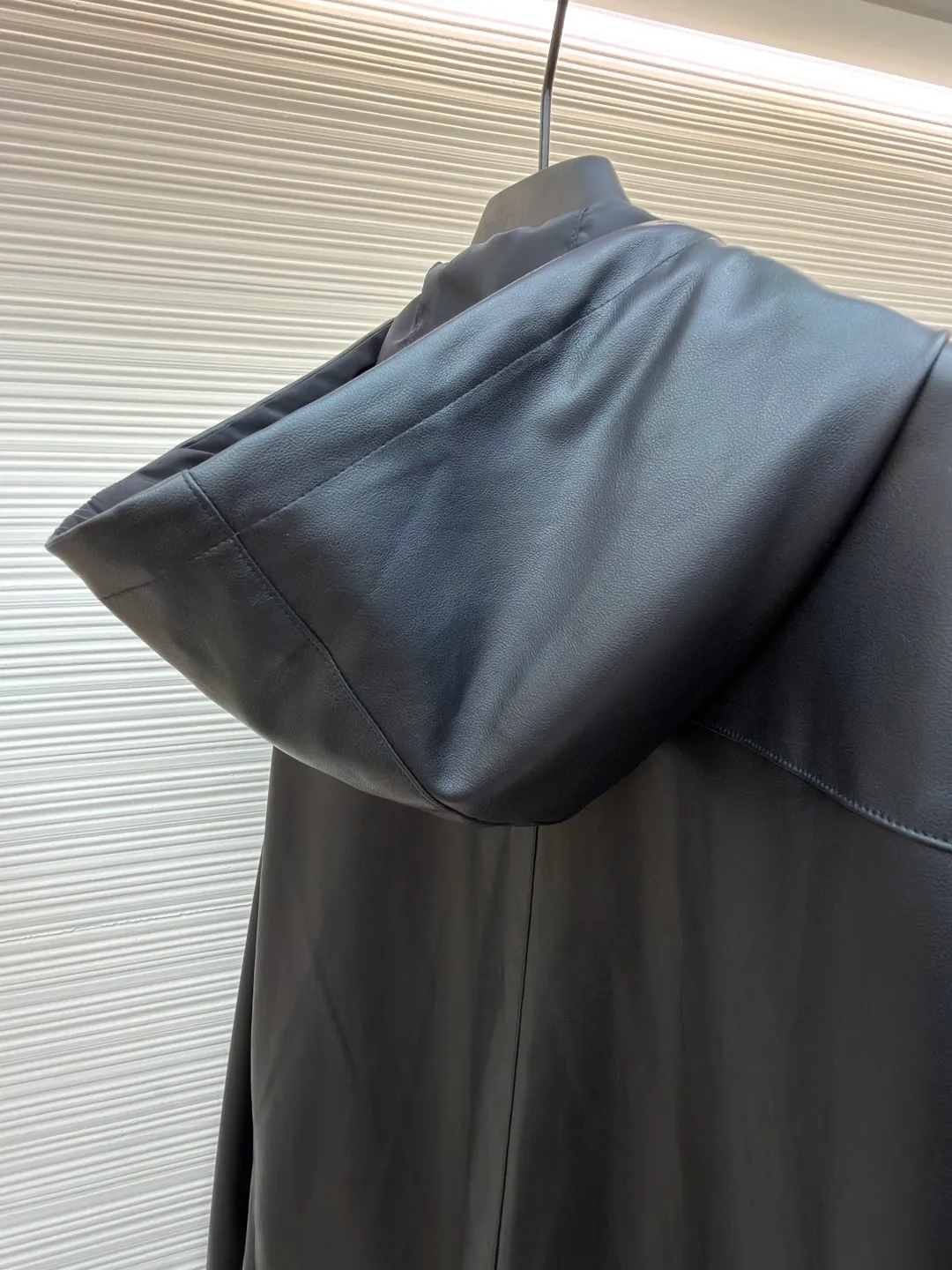 Prada reversible leather nylon hooded jacket ●Original version: Purchased and developed for 41900 ●Item number: 1681458-D35 ●Material: lamb leather fabric ●Technology: draped cutting ●Color: melanin ●Version: Fitted version ●Weight: about 960 grams ●Size: 46-48-50-52 ●Description: Customized lambskin leather and rhyme-hole silky plain silk with natural texture and natural luster Comfortable and close to the skin, double-sided charm, one garment to enjoy. On one side, the distinctive leather shows the noble texture. On the other side, the simple plain grain interprets the low-key connotation. Clean lines and simple textures exude a sense of luxury from the inside out. The iconic enamel-coated triangle metal logos are respectively embellished to highlight the elegance and nobility of the brand. It is highly recognizable. The collision of flexible sheepskin and functional hood reconstructs the hard-core and casual fashion. The two-sided transformation is wonderful in itself and reflects each other. Unlock a new dimension of fashion, use imported special machine infrared to locate the "Prada triangle mark", the position is more accurate, strong and solid, ergonomic three-dimensional cutting, return to the traditional craftsmanship through segmentation, folding, shrinking and stretching technology. The so-called slow work is the respect for materials. The pursuit of feel. Complex workmanship, tedious, slow timeliness, high loss, template machine bag opening, preset template to guide the position, shape and size of the bag opening. Accuracy ensures the quality of the bag opening effect. The overall wiring is straight and delicate, the fabric is comfortable and soft, and the color is consistent without color difference. It can be matched with the same style to create a fashionable look and control various occasions. Customized accessories, complete with three standards, same style for men and women!