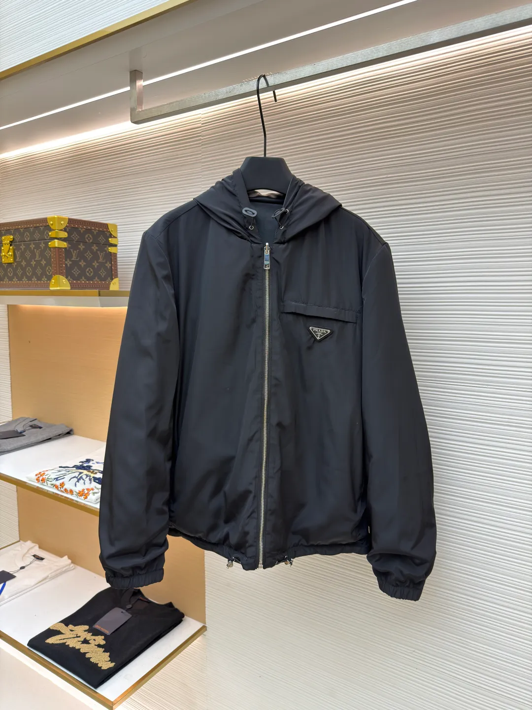 Prada reversible leather nylon hooded jacket ●Original version: Purchased and developed for 41900 ●Item number: 1681458-D35 ●Material: lamb leather fabric ●Technology: draped cutting ●Color: melanin ●Version: Fitted version ●Weight: about 960 grams ●Size: 46-48-50-52 ●Description: Customized lambskin leather and rhyme-hole silky plain silk with natural texture and natural luster Comfortable and close to the skin, double-sided charm, one garment to enjoy. On one side, the distinctive leather shows the noble texture. On the other side, the simple plain grain interprets the low-key connotation. Clean lines and simple textures exude a sense of luxury from the inside out. The iconic enamel-coated triangle metal logos are respectively embellished to highlight the elegance and nobility of the brand. It is highly recognizable. The collision of flexible sheepskin and functional hood reconstructs the hard-core and casual fashion. The two-sided transformation is wonderful in itself and reflects each other. Unlock a new dimension of fashion, use imported special machine infrared to locate the "Prada triangle mark", the position is more accurate, strong and solid, ergonomic three-dimensional cutting, return to the traditional craftsmanship through segmentation, folding, shrinking and stretching technology. The so-called slow work is the respect for materials. The pursuit of feel. Complex workmanship, tedious, slow timeliness, high loss, template machine bag opening, preset template to guide the position, shape and size of the bag opening. Accuracy ensures the quality of the bag opening effect. The overall wiring is straight and delicate, the fabric is comfortable and soft, and the color is consistent without color difference. It can be matched with the same style to create a fashionable look and control various occasions. Customized accessories, complete with three standards, same style for men and women!