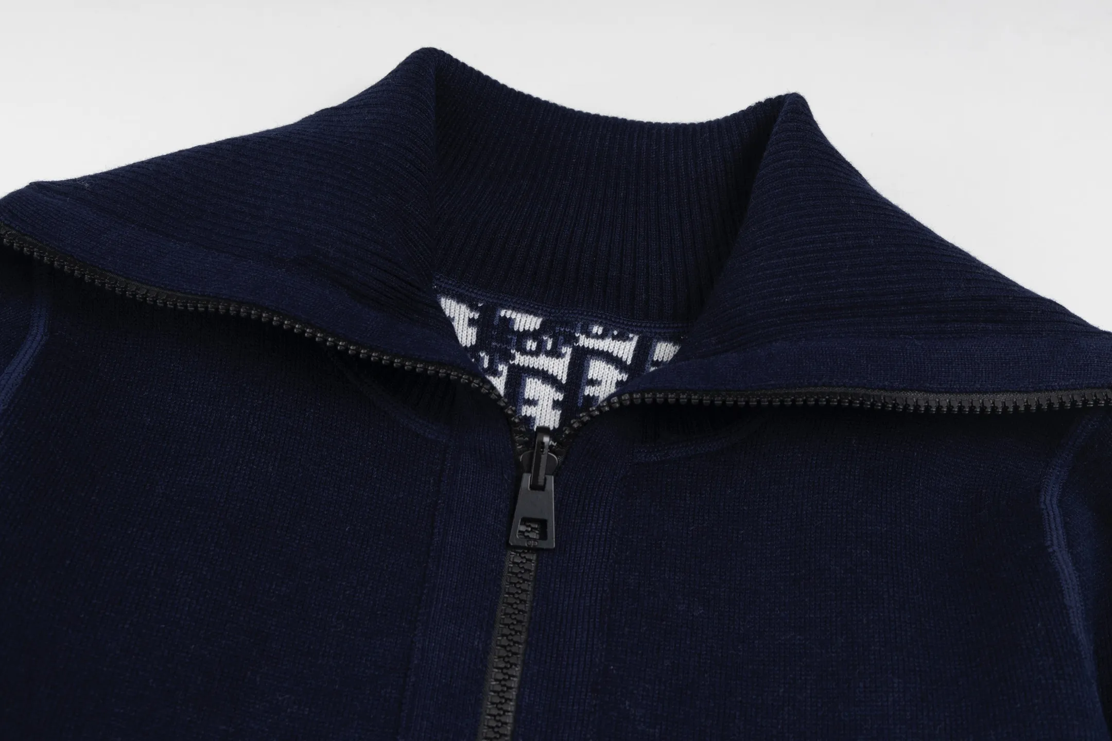 🅿️520 [Exclusive supply] CD 25FW presbyopic double-sided military collar zipper knitted jacket (navy blue). The original purchase was 32,000 and developed. The fabric is carefully made of high-quality cashmere blended knitted fabric. This DIOR cardigan reinterprets the brand's classic logo in an innovative way. The double-sided design brings two wearing styles: one side is simple and pure gray, and the other side shows the iconic Oblique print pattern. The short slim fit and front zipper closure make it easy to wear on a daily basis. The details are ribbed on the collar, cuffs and hem to ensure comfort and maintain the silhouette. The medium-thick knit gives the garment just the right amount of warmth and drape. The lining-free design maintains the overall lightness. Professional dry cleaning is recommended. This cardigan can be layered with Oblique printed items from the same series to easily create a layered and exquisite look, perfectly demonstrating DIOR's ultimate pursuit of materials and craftsmanship. Size:S/M/L