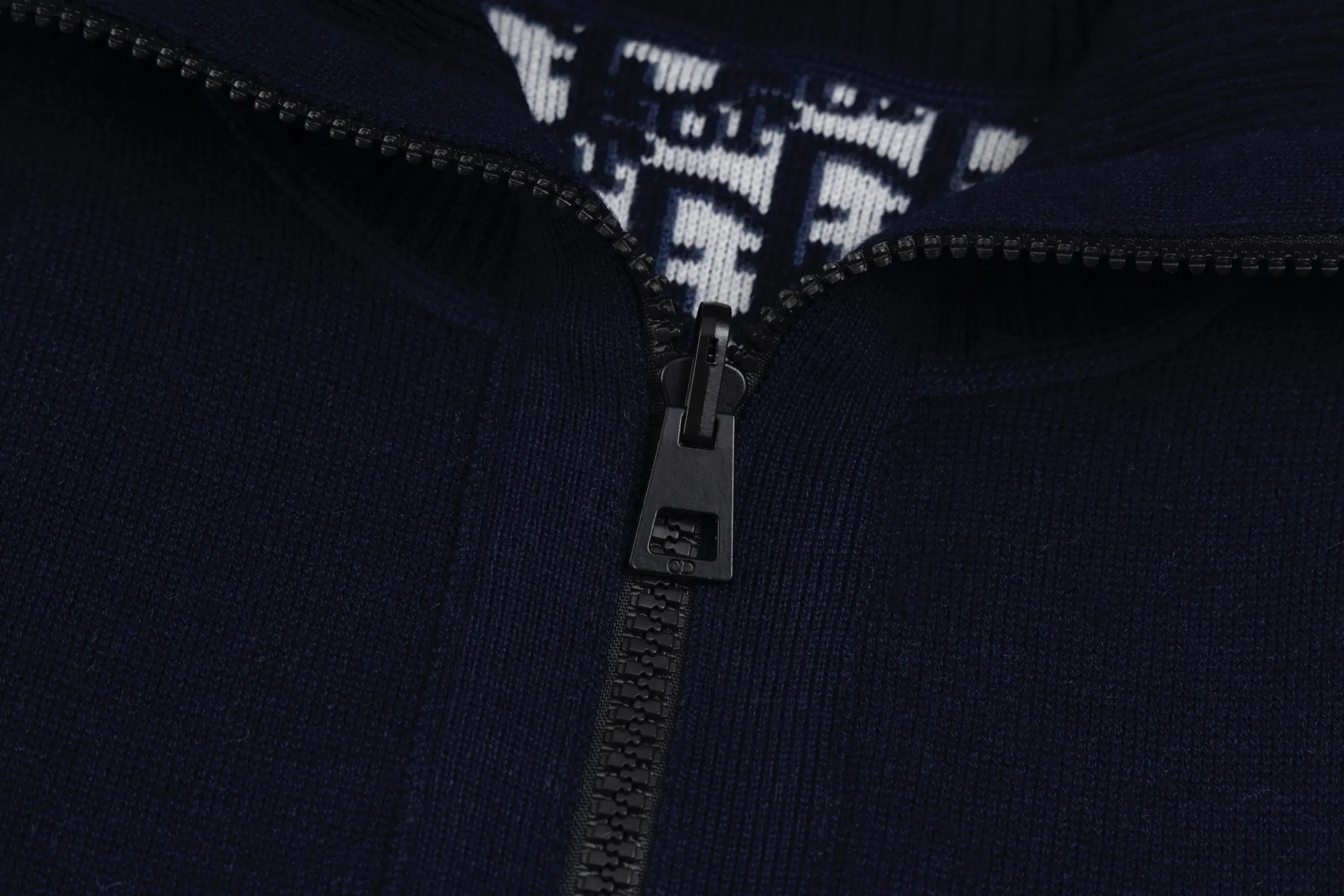🅿️520 [Exclusive supply] CD 25FW presbyopic double-sided military collar zipper knitted jacket (navy blue). The original purchase was 32,000 and developed. The fabric is carefully made of high-quality cashmere blended knitted fabric. This DIOR cardigan reinterprets the brand's classic logo in an innovative way. The double-sided design brings two wearing styles: one side is simple and pure gray, and the other side shows the iconic Oblique print pattern. The short slim fit and front zipper closure make it easy to wear on a daily basis. The details are ribbed on the collar, cuffs and hem to ensure comfort and maintain the silhouette. The medium-thick knit gives the garment just the right amount of warmth and drape. The lining-free design maintains the overall lightness. Professional dry cleaning is recommended. This cardigan can be layered with Oblique printed items from the same series to easily create a layered and exquisite look, perfectly demonstrating DIOR's ultimate pursuit of materials and craftsmanship. Size:S/M/L
