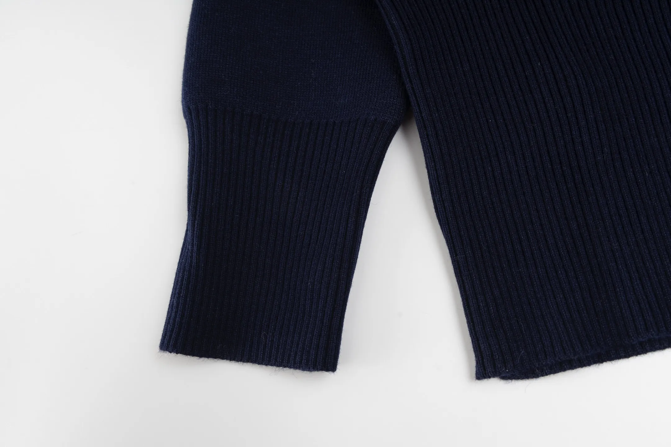 🅿️520 [Exclusive supply] CD 25FW presbyopic double-sided military collar zipper knitted jacket (navy blue). The original purchase was 32,000 and developed. The fabric is carefully made of high-quality cashmere blended knitted fabric. This DIOR cardigan reinterprets the brand's classic logo in an innovative way. The double-sided design brings two wearing styles: one side is simple and pure gray, and the other side shows the iconic Oblique print pattern. The short slim fit and front zipper closure make it easy to wear on a daily basis. The details are ribbed on the collar, cuffs and hem to ensure comfort and maintain the silhouette. The medium-thick knit gives the garment just the right amount of warmth and drape. The lining-free design maintains the overall lightness. Professional dry cleaning is recommended. This cardigan can be layered with Oblique printed items from the same series to easily create a layered and exquisite look, perfectly demonstrating DIOR's ultimate pursuit of materials and craftsmanship. Size:S/M/L