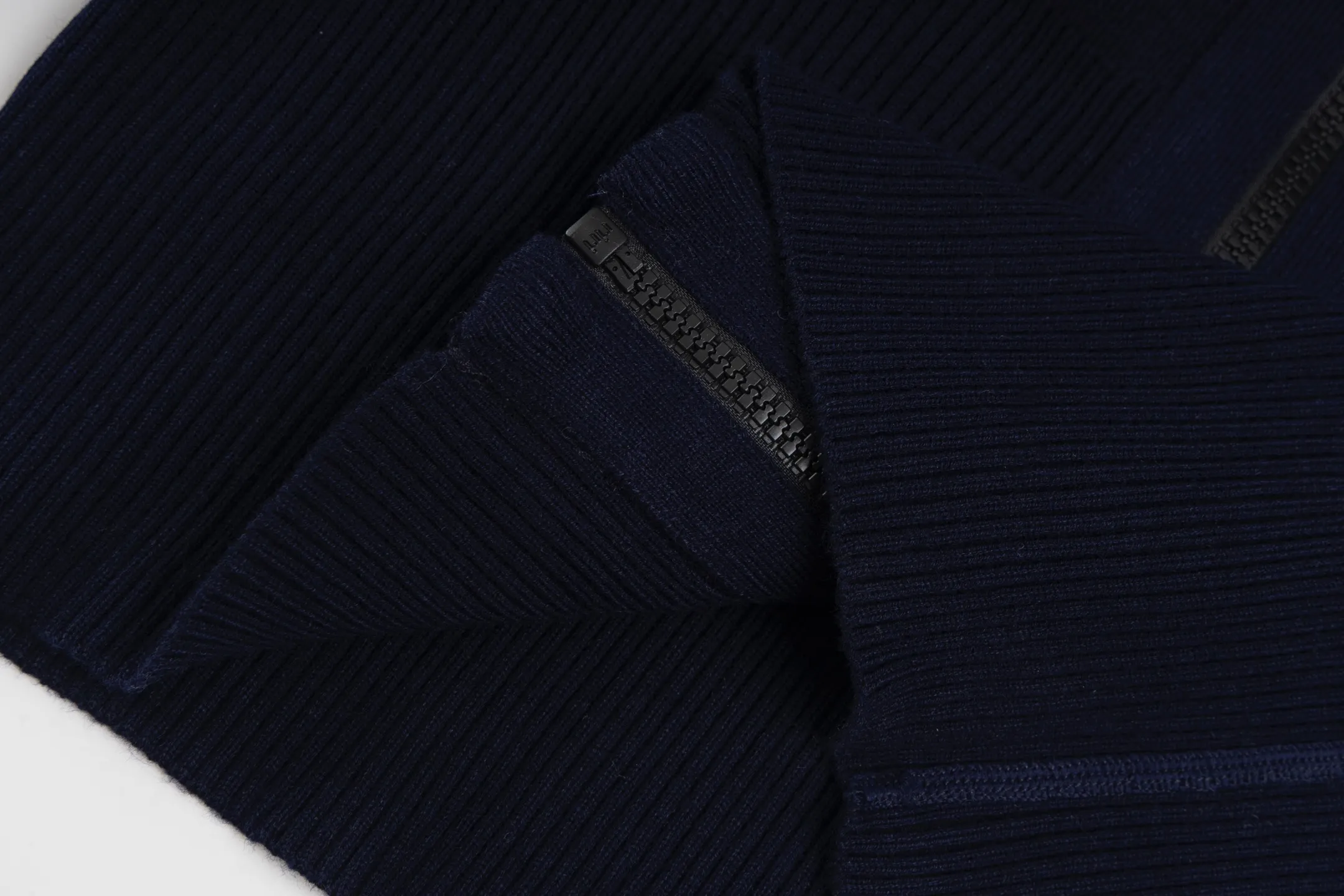 🅿️520 [Exclusive supply] CD 25FW presbyopic double-sided military collar zipper knitted jacket (navy blue). The original purchase was 32,000 and developed. The fabric is carefully made of high-quality cashmere blended knitted fabric. This DIOR cardigan reinterprets the brand's classic logo in an innovative way. The double-sided design brings two wearing styles: one side is simple and pure gray, and the other side shows the iconic Oblique print pattern. The short slim fit and front zipper closure make it easy to wear on a daily basis. The details are ribbed on the collar, cuffs and hem to ensure comfort and maintain the silhouette. The medium-thick knit gives the garment just the right amount of warmth and drape. The lining-free design maintains the overall lightness. Professional dry cleaning is recommended. This cardigan can be layered with Oblique printed items from the same series to easily create a layered and exquisite look, perfectly demonstrating DIOR's ultimate pursuit of materials and craftsmanship. Size:S/M/L