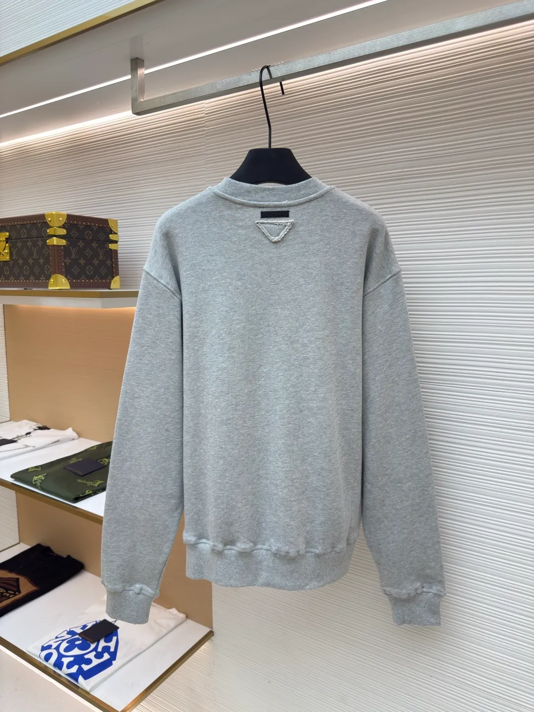 Prada abbreviated letter round neck sweatshirt ●Item number: 1680597-A60 ●Material: pure cotton fish scale base fabric ●Technology: printing production ●Version: fitted version ●Weight: about 555 grams ●Size: Double yarn double-sided sweatshirt fabric has high quality and delicate feel. This fabric is usually made by winding two yarns, which adds drape and texture to the fabric. It has good breathability and moisture absorption, can effectively wick away sweat and keep the body dry and comfortable. The combination of environmentally friendly thick plate printing and suede printing technology presents a unique texture and sustainable characteristics. Thick plate printing uses water-based slurry stacked multiple times to form a three-dimensional and solid relief effect, which is full to the touch and washable; suede printing adds fluff material to the slurry and foams it at high temperature to form a soft and delicate suede texture. It can not only highlight the three-dimensional layering of the pattern, but also give the fabric a soft touch. The overall wiring is straight and delicate, the fabric is comfortable and soft, and the color is consistent without color difference. It can be matched with the same style to create a fashionable look and control various occasions. Customized accessories, complete with three standards, same style for men and women!
