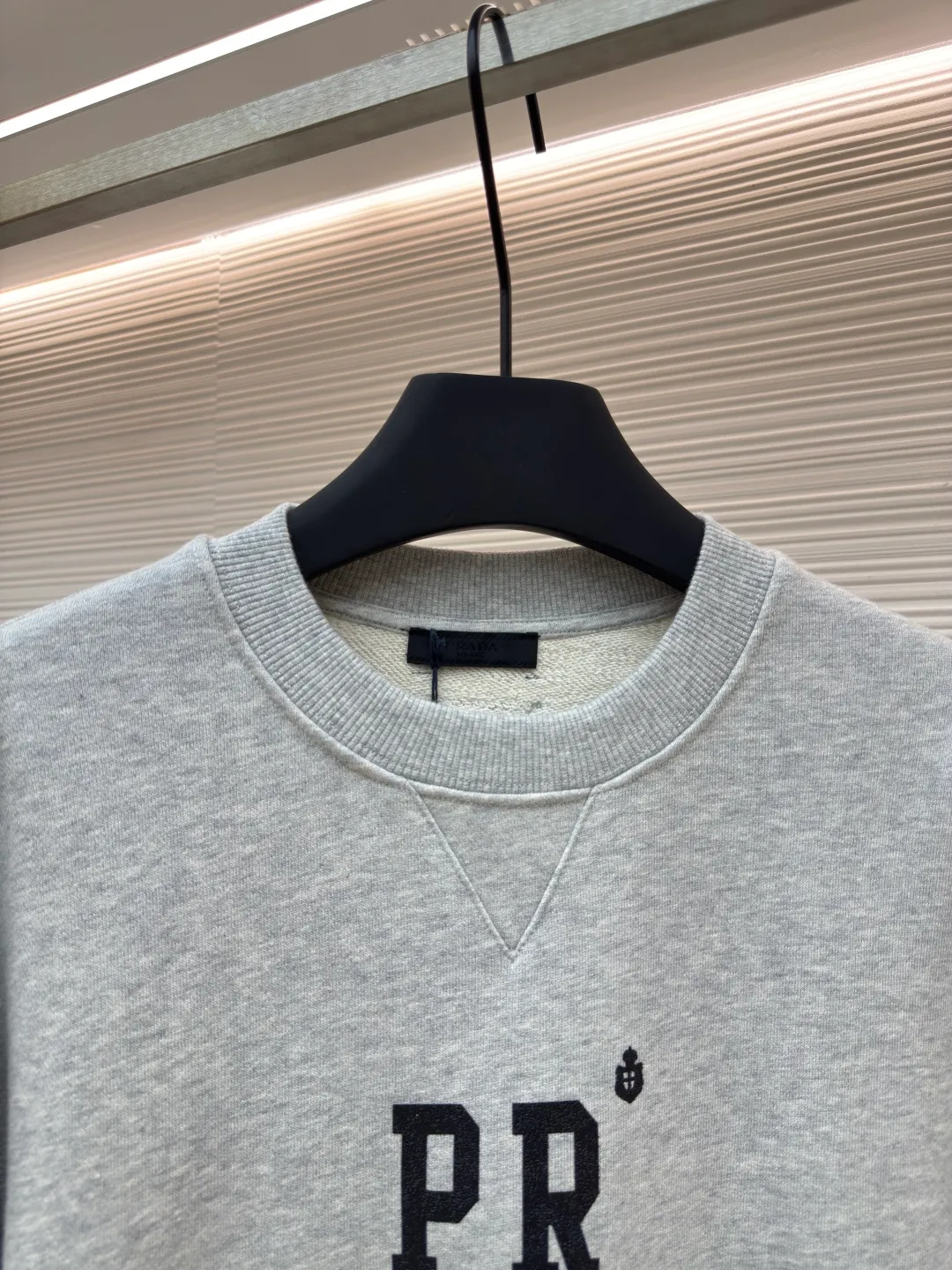 Prada abbreviated letter round neck sweatshirt ●Item number: 1680597-A60 ●Material: pure cotton fish scale base fabric ●Technology: printing production ●Version: fitted version ●Weight: about 555 grams ●Size: Double yarn double-sided sweatshirt fabric has high quality and delicate feel. This fabric is usually made by winding two yarns, which adds drape and texture to the fabric. It has good breathability and moisture absorption, can effectively wick away sweat and keep the body dry and comfortable. The combination of environmentally friendly thick plate printing and suede printing technology presents a unique texture and sustainable characteristics. Thick plate printing uses water-based slurry stacked multiple times to form a three-dimensional and solid relief effect, which is full to the touch and washable; suede printing adds fluff material to the slurry and foams it at high temperature to form a soft and delicate suede texture. It can not only highlight the three-dimensional layering of the pattern, but also give the fabric a soft touch. The overall wiring is straight and delicate, the fabric is comfortable and soft, and the color is consistent without color difference. It can be matched with the same style to create a fashionable look and control various occasions. Customized accessories, complete with three standards, same style for men and women!