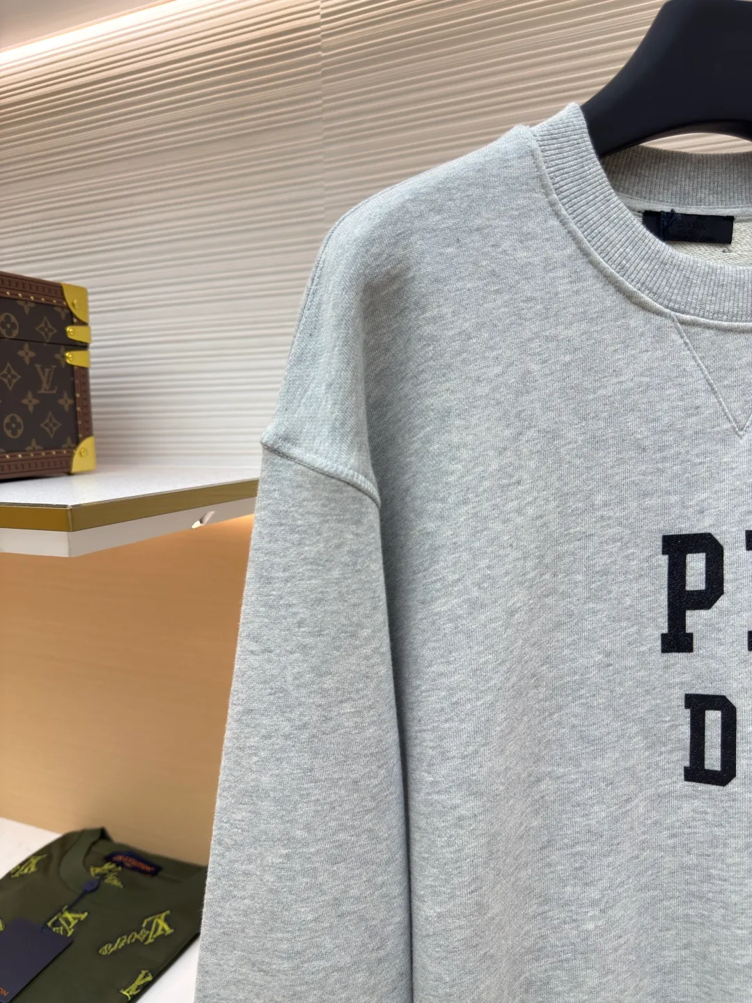 Prada abbreviated letter round neck sweatshirt ●Item number: 1680597-A60 ●Material: pure cotton fish scale base fabric ●Technology: printing production ●Version: fitted version ●Weight: about 555 grams ●Size: Double yarn double-sided sweatshirt fabric has high quality and delicate feel. This fabric is usually made by winding two yarns, which adds drape and texture to the fabric. It has good breathability and moisture absorption, can effectively wick away sweat and keep the body dry and comfortable. The combination of environmentally friendly thick plate printing and suede printing technology presents a unique texture and sustainable characteristics. Thick plate printing uses water-based slurry stacked multiple times to form a three-dimensional and solid relief effect, which is full to the touch and washable; suede printing adds fluff material to the slurry and foams it at high temperature to form a soft and delicate suede texture. It can not only highlight the three-dimensional layering of the pattern, but also give the fabric a soft touch. The overall wiring is straight and delicate, the fabric is comfortable and soft, and the color is consistent without color difference. It can be matched with the same style to create a fashionable look and control various occasions. Customized accessories, complete with three standards, same style for men and women!