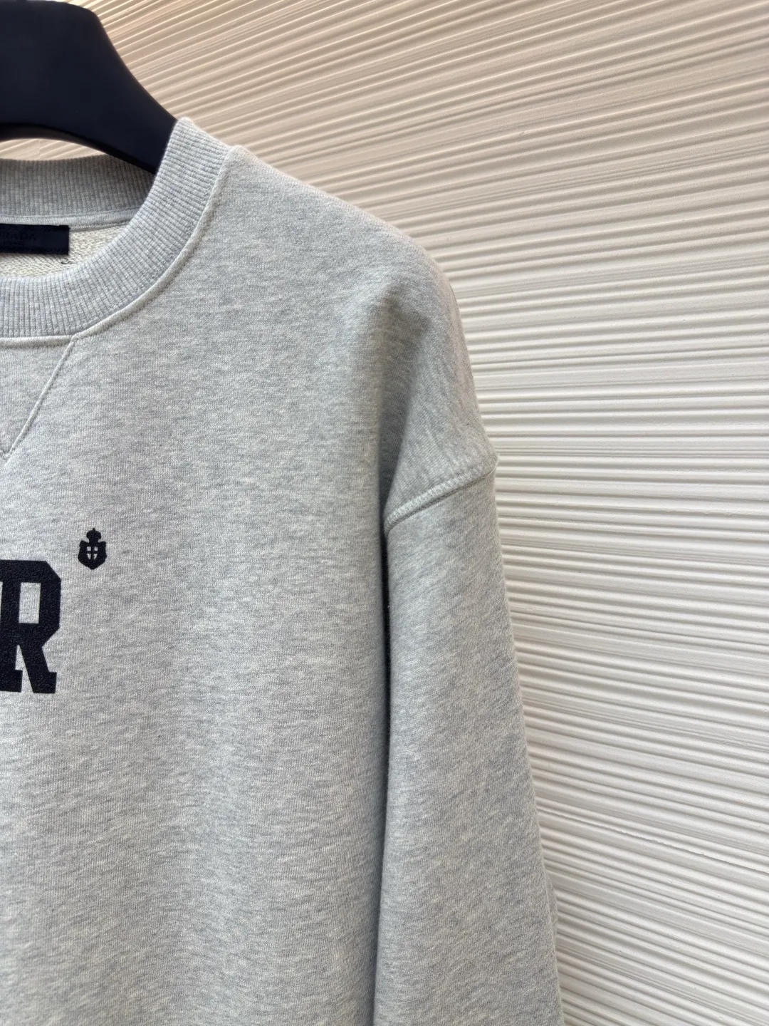 Prada abbreviated letter round neck sweatshirt ●Item number: 1680597-A60 ●Material: pure cotton fish scale base fabric ●Technology: printing production ●Version: fitted version ●Weight: about 555 grams ●Size: Double yarn double-sided sweatshirt fabric has high quality and delicate feel. This fabric is usually made by winding two yarns, which adds drape and texture to the fabric. It has good breathability and moisture absorption, can effectively wick away sweat and keep the body dry and comfortable. The combination of environmentally friendly thick plate printing and suede printing technology presents a unique texture and sustainable characteristics. Thick plate printing uses water-based slurry stacked multiple times to form a three-dimensional and solid relief effect, which is full to the touch and washable; suede printing adds fluff material to the slurry and foams it at high temperature to form a soft and delicate suede texture. It can not only highlight the three-dimensional layering of the pattern, but also give the fabric a soft touch. The overall wiring is straight and delicate, the fabric is comfortable and soft, and the color is consistent without color difference. It can be matched with the same style to create a fashionable look and control various occasions. Customized accessories, complete with three standards, same style for men and women!