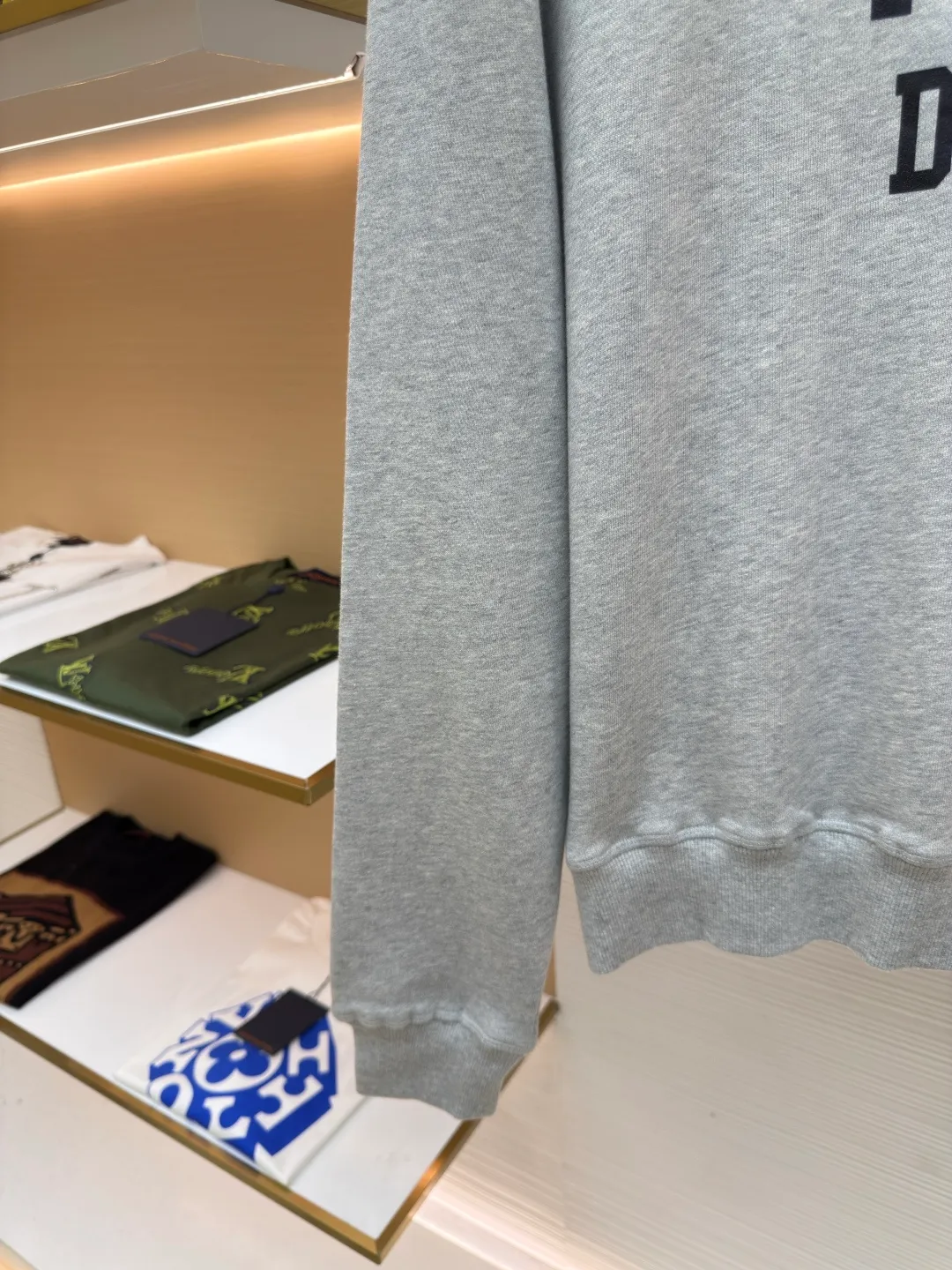 Prada abbreviated letter round neck sweatshirt ●Item number: 1680597-A60 ●Material: pure cotton fish scale base fabric ●Technology: printing production ●Version: fitted version ●Weight: about 555 grams ●Size: Double yarn double-sided sweatshirt fabric has high quality and delicate feel. This fabric is usually made by winding two yarns, which adds drape and texture to the fabric. It has good breathability and moisture absorption, can effectively wick away sweat and keep the body dry and comfortable. The combination of environmentally friendly thick plate printing and suede printing technology presents a unique texture and sustainable characteristics. Thick plate printing uses water-based slurry stacked multiple times to form a three-dimensional and solid relief effect, which is full to the touch and washable; suede printing adds fluff material to the slurry and foams it at high temperature to form a soft and delicate suede texture. It can not only highlight the three-dimensional layering of the pattern, but also give the fabric a soft touch. The overall wiring is straight and delicate, the fabric is comfortable and soft, and the color is consistent without color difference. It can be matched with the same style to create a fashionable look and control various occasions. Customized accessories, complete with three standards, same style for men and women!