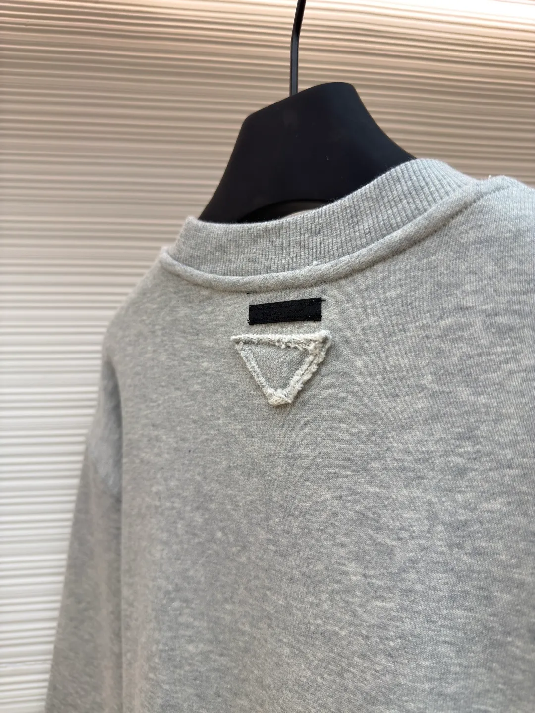 Prada abbreviated letter round neck sweatshirt ●Item number: 1680597-A60 ●Material: pure cotton fish scale base fabric ●Technology: printing production ●Version: fitted version ●Weight: about 555 grams ●Size: Double yarn double-sided sweatshirt fabric has high quality and delicate feel. This fabric is usually made by winding two yarns, which adds drape and texture to the fabric. It has good breathability and moisture absorption, can effectively wick away sweat and keep the body dry and comfortable. The combination of environmentally friendly thick plate printing and suede printing technology presents a unique texture and sustainable characteristics. Thick plate printing uses water-based slurry stacked multiple times to form a three-dimensional and solid relief effect, which is full to the touch and washable; suede printing adds fluff material to the slurry and foams it at high temperature to form a soft and delicate suede texture. It can not only highlight the three-dimensional layering of the pattern, but also give the fabric a soft touch. The overall wiring is straight and delicate, the fabric is comfortable and soft, and the color is consistent without color difference. It can be matched with the same style to create a fashionable look and control various occasions. Customized accessories, complete with three standards, same style for men and women!