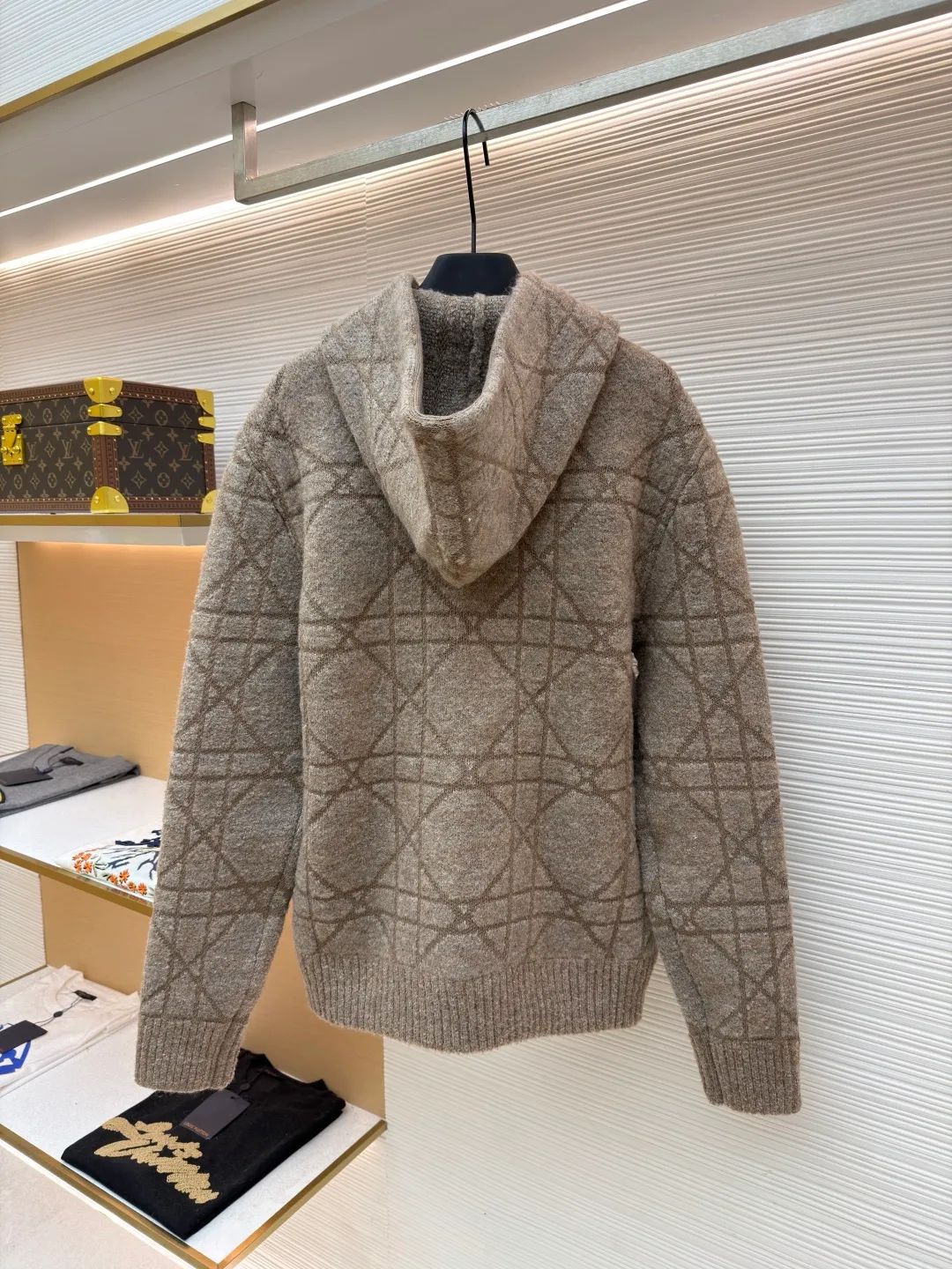 Dior diamond pattern jacquard knitted hoodie ●Original version: purchased and developed in 19726 ●Item number: 1681970-C10 ●Fabric: wool blended fabric ●Technology: jacquard knitting ●Color: camel ●Version: fitted version ●Weight: about 1315 grams ●Size: XS-S-M-L ●Description: This is LV The 2025 autumn and winter series of plush hooded sweaters are made of 100% Albaka wool blend, and the yarn contains 30% alpaca. It is woven with a 16-needle coarse weaving process. The surface presents a matte plush texture and is twice as warm as ordinary wool. The main body of the garment is made of rhombus plaid jacquard, with a three-dimensional texture formed by alternating front and back stitching techniques without additional seams. The hood is made of one-piece knitting, with an invisible shaping lining built into the brim, making it more comfortable to wear. The drawstring is made of core-spun rope of the same material, and the rope ends are treated with metal crimping, making it durable and not easy to wear. The finished product is ironed with low-temperature steam to avoid damage to the plush fibers. The cuffs and hem are ribbed for long-lasting elasticity and a good fit. The whole piece is sewn in an Italian workshop, with no exposed threads in the details, continuing the exquisite standards of the brand's high-end knitted items. The overall stitching is straight and delicate, the fabric is comfortable and soft, and the color is consistent with no color difference. It can be matched with the same style to create a fashionable look and control various occasions. Customized accessories, complete with three standards, the same style for men and women!