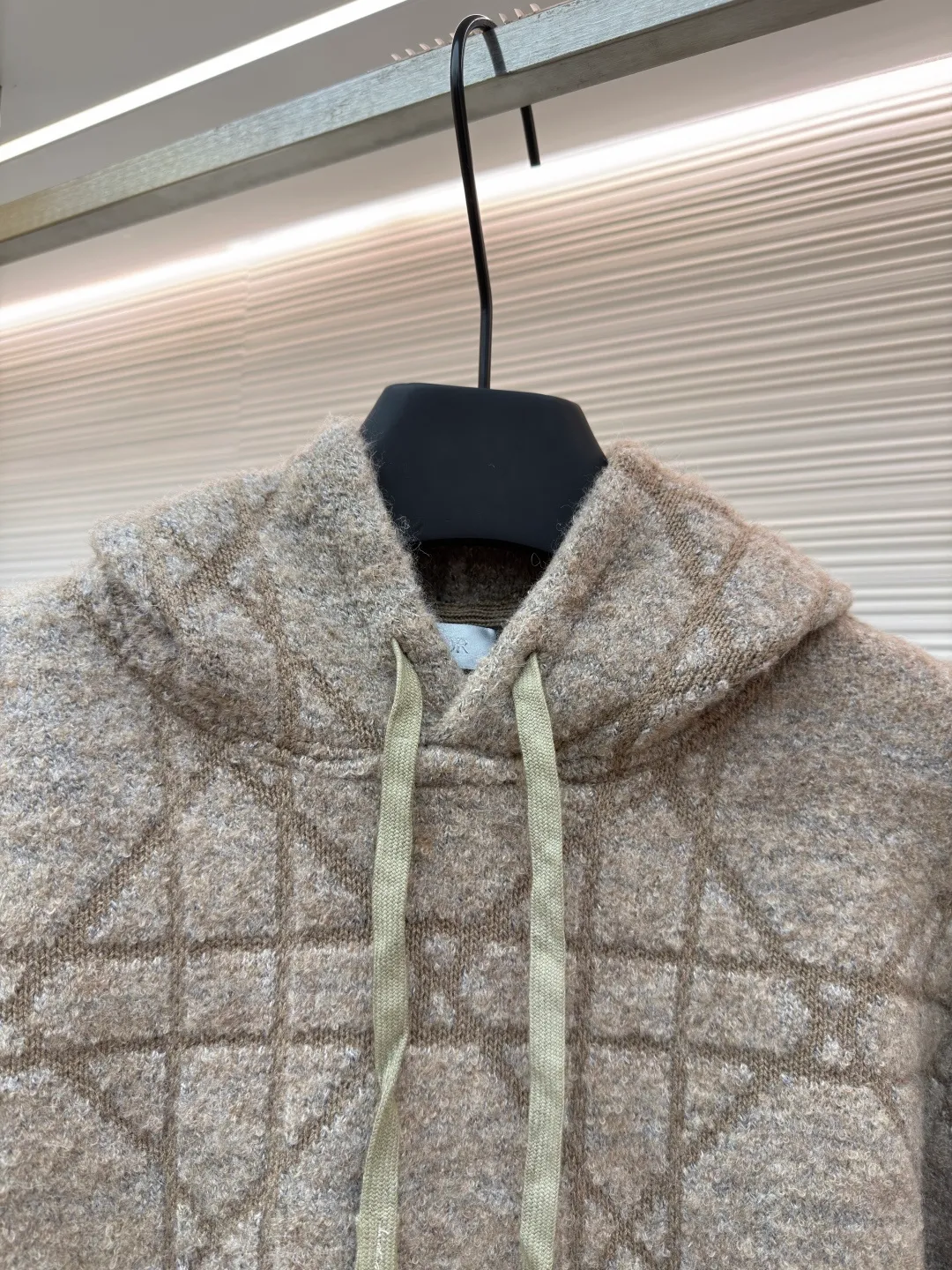 Dior diamond pattern jacquard knitted hoodie ●Original version: purchased and developed in 19726 ●Item number: 1681970-C10 ●Fabric: wool blended fabric ●Technology: jacquard knitting ●Color: camel ●Version: fitted version ●Weight: about 1315 grams ●Size: XS-S-M-L ●Description: This is LV The 2025 autumn and winter series of plush hooded sweaters are made of 100% Albaka wool blend, and the yarn contains 30% alpaca. It is woven with a 16-needle coarse weaving process. The surface presents a matte plush texture and is twice as warm as ordinary wool. The main body of the garment is made of rhombus plaid jacquard, with a three-dimensional texture formed by alternating front and back stitching techniques without additional seams. The hood is made of one-piece knitting, with an invisible shaping lining built into the brim, making it more comfortable to wear. The drawstring is made of core-spun rope of the same material, and the rope ends are treated with metal crimping, making it durable and not easy to wear. The finished product is ironed with low-temperature steam to avoid damage to the plush fibers. The cuffs and hem are ribbed for long-lasting elasticity and a good fit. The whole piece is sewn in an Italian workshop, with no exposed threads in the details, continuing the exquisite standards of the brand's high-end knitted items. The overall stitching is straight and delicate, the fabric is comfortable and soft, and the color is consistent with no color difference. It can be matched with the same style to create a fashionable look and control various occasions. Customized accessories, complete with three standards, the same style for men and women!