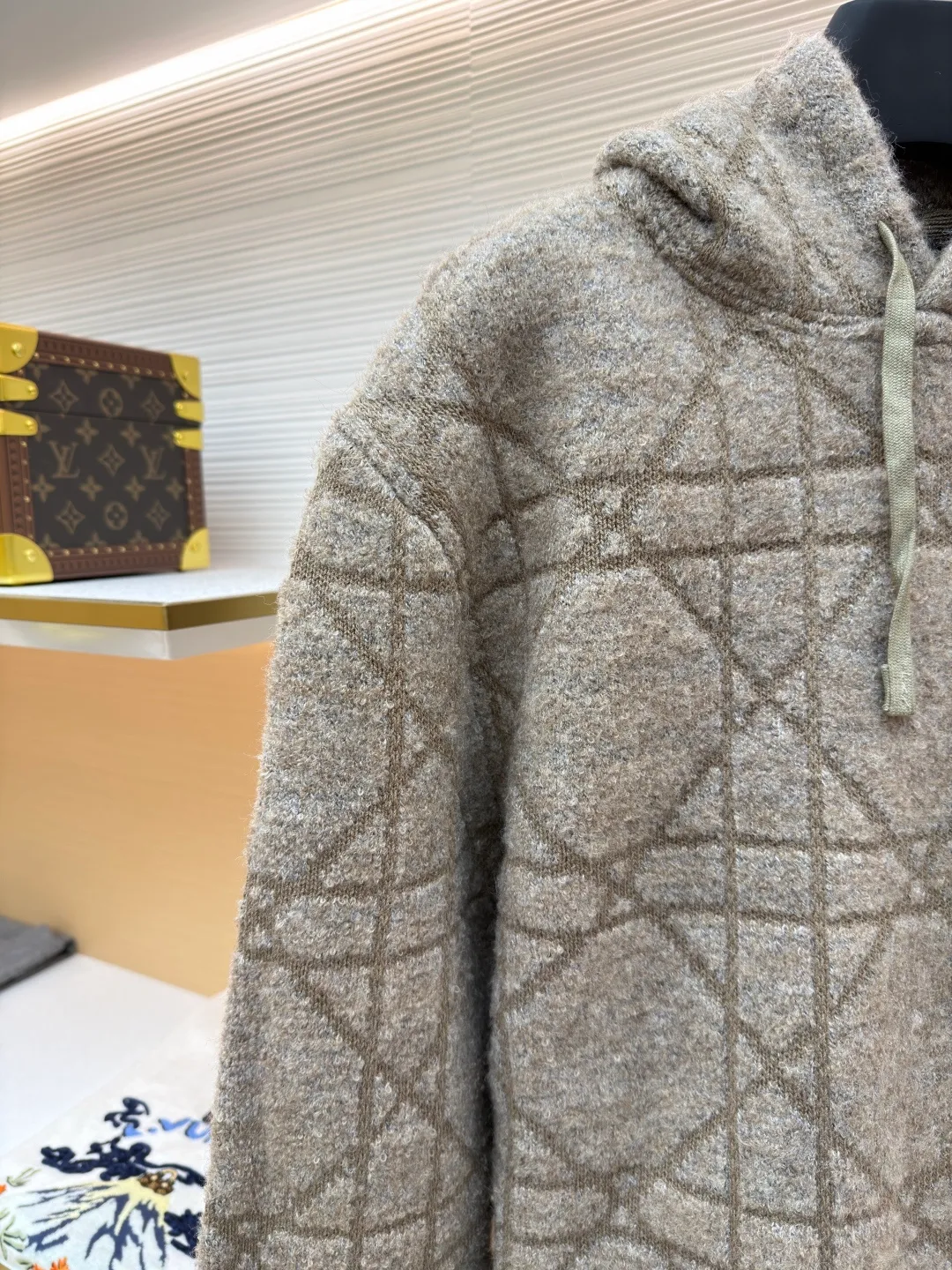 Dior diamond pattern jacquard knitted hoodie ●Original version: purchased and developed in 19726 ●Item number: 1681970-C10 ●Fabric: wool blended fabric ●Technology: jacquard knitting ●Color: camel ●Version: fitted version ●Weight: about 1315 grams ●Size: XS-S-M-L ●Description: This is LV The 2025 autumn and winter series of plush hooded sweaters are made of 100% Albaka wool blend, and the yarn contains 30% alpaca. It is woven with a 16-needle coarse weaving process. The surface presents a matte plush texture and is twice as warm as ordinary wool. The main body of the garment is made of rhombus plaid jacquard, with a three-dimensional texture formed by alternating front and back stitching techniques without additional seams. The hood is made of one-piece knitting, with an invisible shaping lining built into the brim, making it more comfortable to wear. The drawstring is made of core-spun rope of the same material, and the rope ends are treated with metal crimping, making it durable and not easy to wear. The finished product is ironed with low-temperature steam to avoid damage to the plush fibers. The cuffs and hem are ribbed for long-lasting elasticity and a good fit. The whole piece is sewn in an Italian workshop, with no exposed threads in the details, continuing the exquisite standards of the brand's high-end knitted items. The overall stitching is straight and delicate, the fabric is comfortable and soft, and the color is consistent with no color difference. It can be matched with the same style to create a fashionable look and control various occasions. Customized accessories, complete with three standards, the same style for men and women!