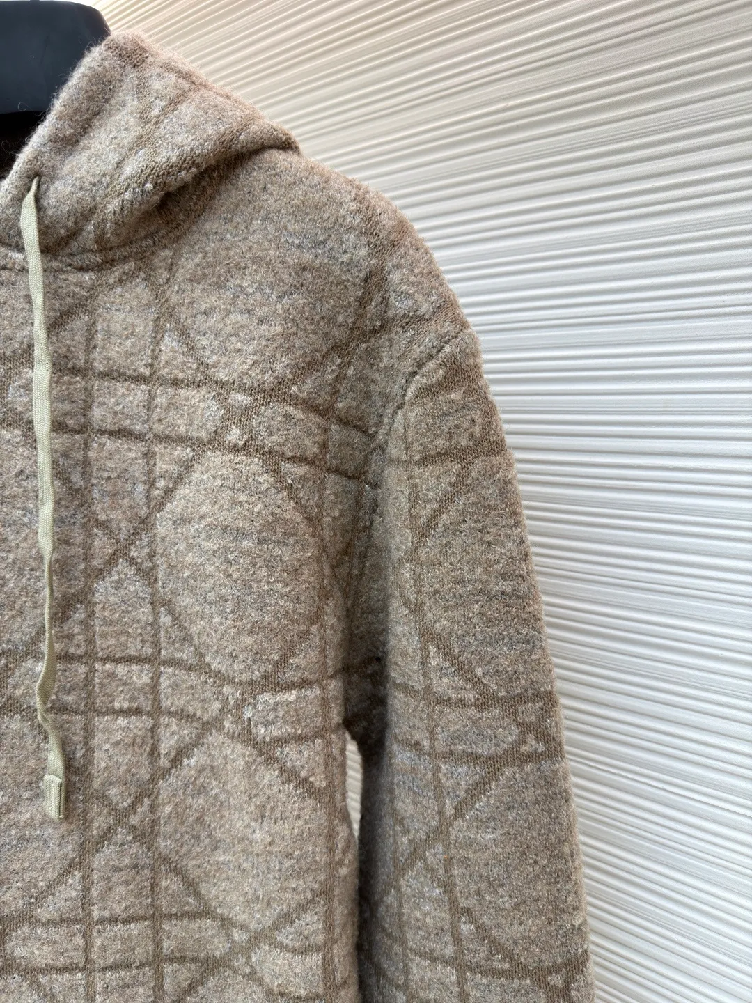 Dior diamond pattern jacquard knitted hoodie ●Original version: purchased and developed in 19726 ●Item number: 1681970-C10 ●Fabric: wool blended fabric ●Technology: jacquard knitting ●Color: camel ●Version: fitted version ●Weight: about 1315 grams ●Size: XS-S-M-L ●Description: This is LV The 2025 autumn and winter series of plush hooded sweaters are made of 100% Albaka wool blend, and the yarn contains 30% alpaca. It is woven with a 16-needle coarse weaving process. The surface presents a matte plush texture and is twice as warm as ordinary wool. The main body of the garment is made of rhombus plaid jacquard, with a three-dimensional texture formed by alternating front and back stitching techniques without additional seams. The hood is made of one-piece knitting, with an invisible shaping lining built into the brim, making it more comfortable to wear. The drawstring is made of core-spun rope of the same material, and the rope ends are treated with metal crimping, making it durable and not easy to wear. The finished product is ironed with low-temperature steam to avoid damage to the plush fibers. The cuffs and hem are ribbed for long-lasting elasticity and a good fit. The whole piece is sewn in an Italian workshop, with no exposed threads in the details, continuing the exquisite standards of the brand's high-end knitted items. The overall stitching is straight and delicate, the fabric is comfortable and soft, and the color is consistent with no color difference. It can be matched with the same style to create a fashionable look and control various occasions. Customized accessories, complete with three standards, the same style for men and women!