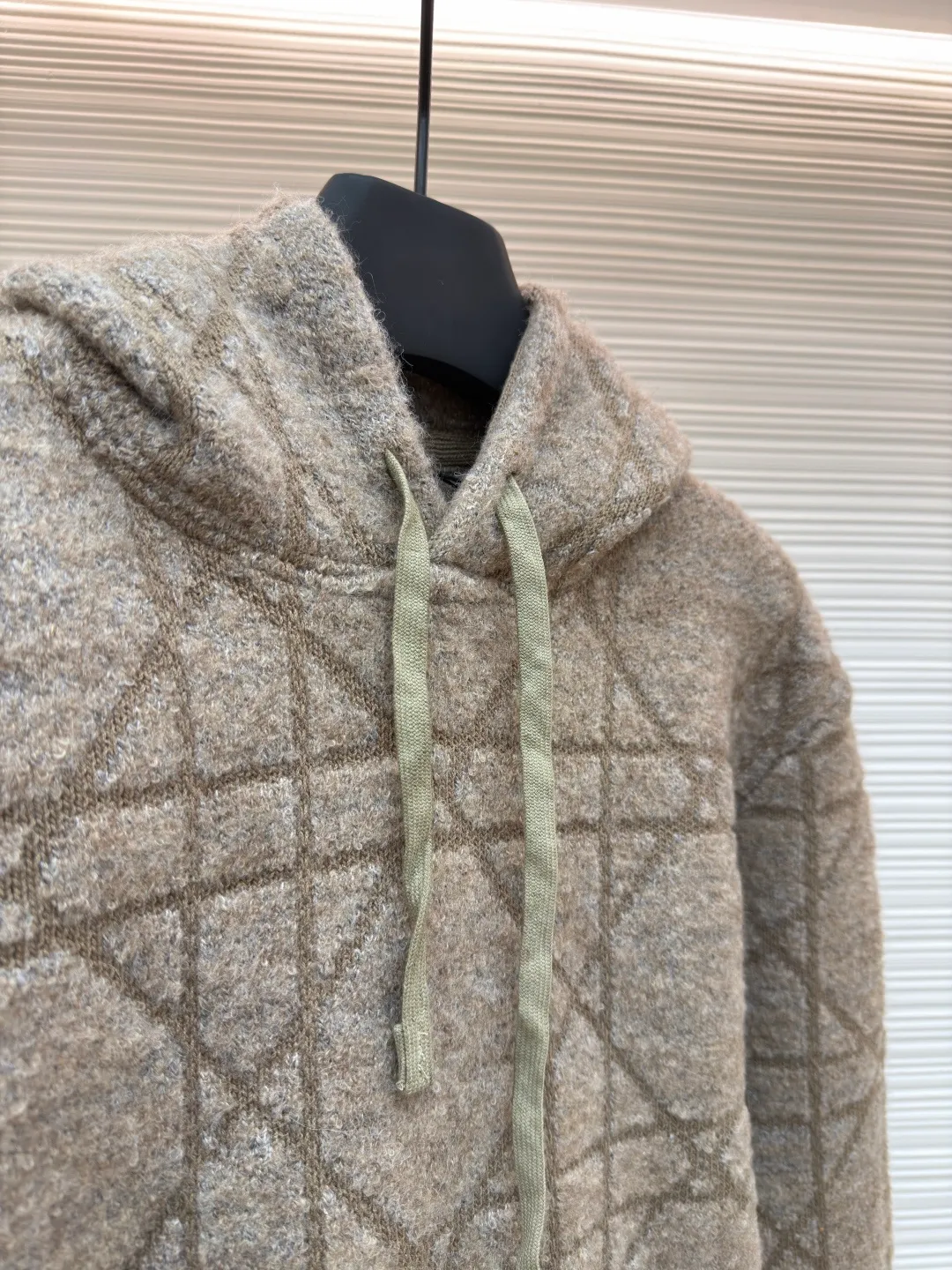 Dior diamond pattern jacquard knitted hoodie ●Original version: purchased and developed in 19726 ●Item number: 1681970-C10 ●Fabric: wool blended fabric ●Technology: jacquard knitting ●Color: camel ●Version: fitted version ●Weight: about 1315 grams ●Size: XS-S-M-L ●Description: This is LV The 2025 autumn and winter series of plush hooded sweaters are made of 100% Albaka wool blend, and the yarn contains 30% alpaca. It is woven with a 16-needle coarse weaving process. The surface presents a matte plush texture and is twice as warm as ordinary wool. The main body of the garment is made of rhombus plaid jacquard, with a three-dimensional texture formed by alternating front and back stitching techniques without additional seams. The hood is made of one-piece knitting, with an invisible shaping lining built into the brim, making it more comfortable to wear. The drawstring is made of core-spun rope of the same material, and the rope ends are treated with metal crimping, making it durable and not easy to wear. The finished product is ironed with low-temperature steam to avoid damage to the plush fibers. The cuffs and hem are ribbed for long-lasting elasticity and a good fit. The whole piece is sewn in an Italian workshop, with no exposed threads in the details, continuing the exquisite standards of the brand's high-end knitted items. The overall stitching is straight and delicate, the fabric is comfortable and soft, and the color is consistent with no color difference. It can be matched with the same style to create a fashionable look and control various occasions. Customized accessories, complete with three standards, the same style for men and women!