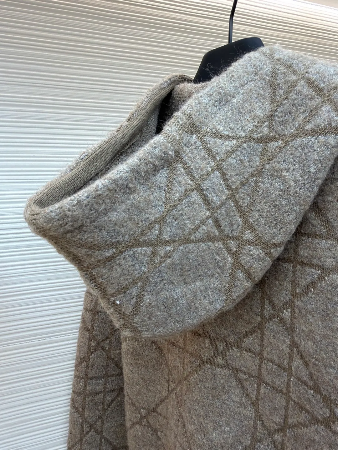 Dior diamond pattern jacquard knitted hoodie ●Original version: purchased and developed in 19726 ●Item number: 1681970-C10 ●Fabric: wool blended fabric ●Technology: jacquard knitting ●Color: camel ●Version: fitted version ●Weight: about 1315 grams ●Size: XS-S-M-L ●Description: This is LV The 2025 autumn and winter series of plush hooded sweaters are made of 100% Albaka wool blend, and the yarn contains 30% alpaca. It is woven with a 16-needle coarse weaving process. The surface presents a matte plush texture and is twice as warm as ordinary wool. The main body of the garment is made of rhombus plaid jacquard, with a three-dimensional texture formed by alternating front and back stitching techniques without additional seams. The hood is made of one-piece knitting, with an invisible shaping lining built into the brim, making it more comfortable to wear. The drawstring is made of core-spun rope of the same material, and the rope ends are treated with metal crimping, making it durable and not easy to wear. The finished product is ironed with low-temperature steam to avoid damage to the plush fibers. The cuffs and hem are ribbed for long-lasting elasticity and a good fit. The whole piece is sewn in an Italian workshop, with no exposed threads in the details, continuing the exquisite standards of the brand's high-end knitted items. The overall stitching is straight and delicate, the fabric is comfortable and soft, and the color is consistent with no color difference. It can be matched with the same style to create a fashionable look and control various occasions. Customized accessories, complete with three standards, the same style for men and women!