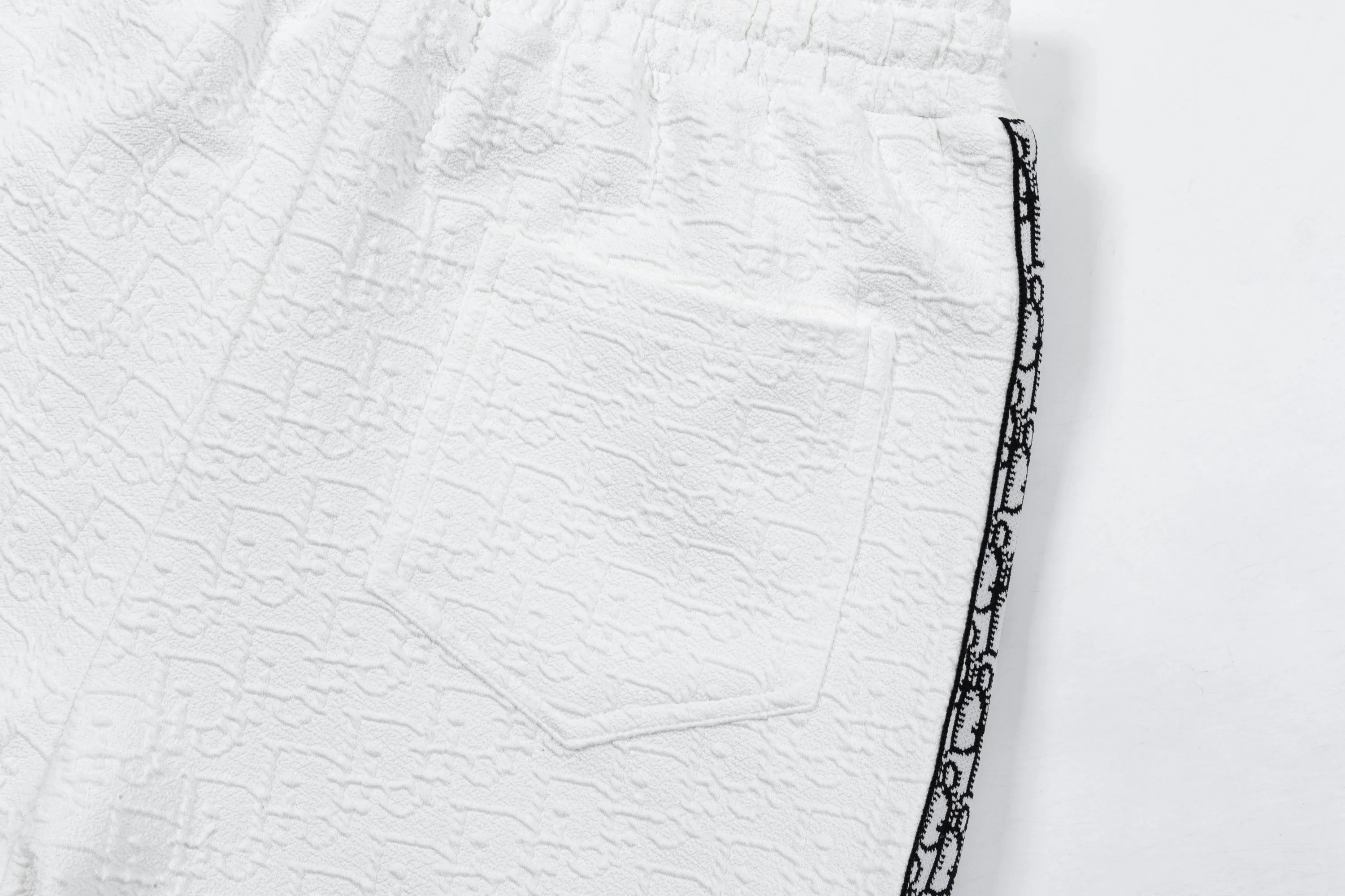🅿️190 2025 Dior Dior new knitted jacquard shorts, customized fabric, knitted with knitted logo printed on it. The version is tight and three-dimensional, with straight stripe splicing. The customized trouser cord hardware has strong texture and smoothness. The upper body is comfortable and breathable. It has a concave and convex three-dimensional feel. It is fashionable and casual. Color: White-Black Size: M-4XL