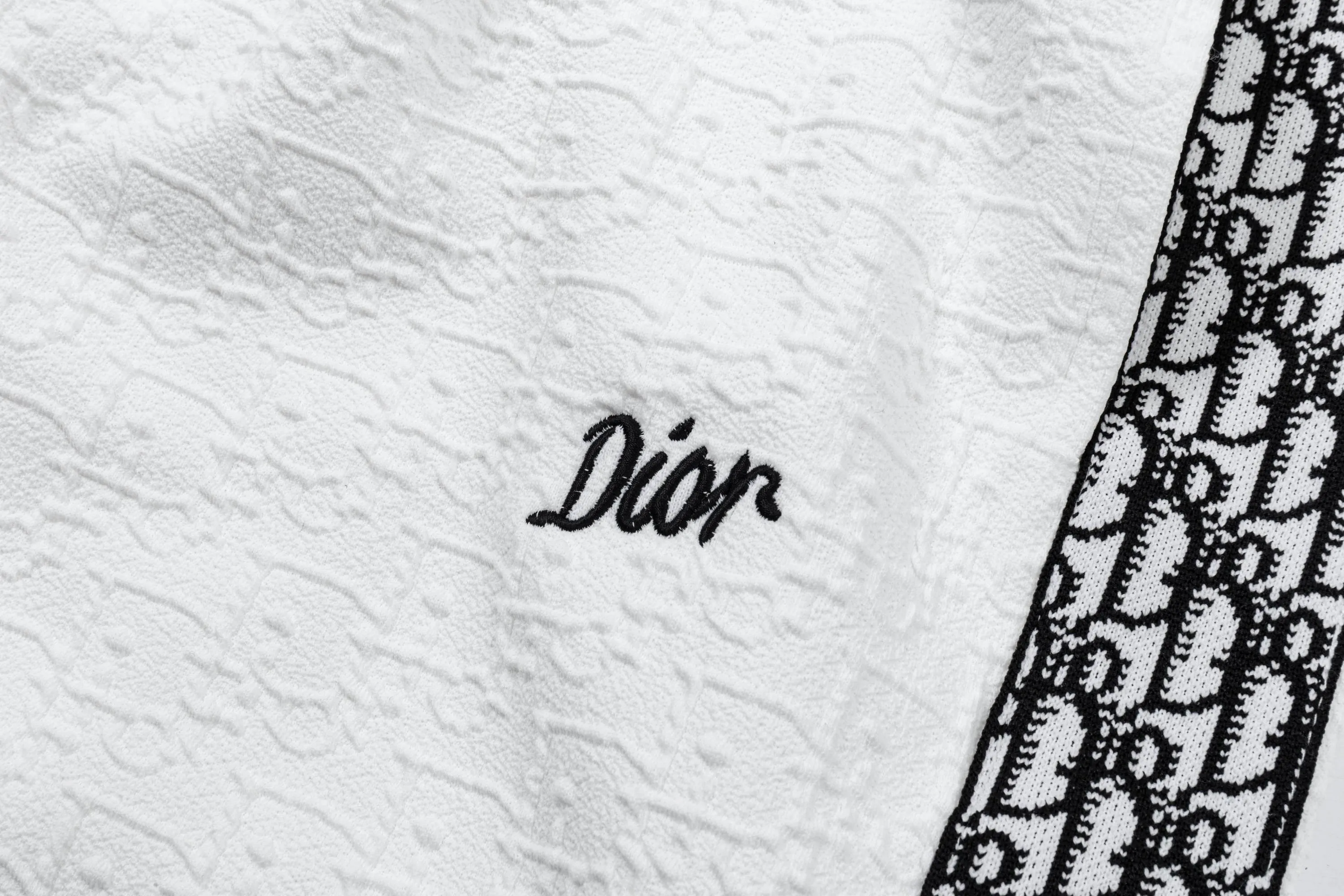 🅿️190 2025 Dior Dior new knitted jacquard shorts, customized fabric, knitted with knitted logo printed on it. The version is tight and three-dimensional, with straight stripe splicing. The customized trouser cord hardware has strong texture and smoothness. The upper body is comfortable and breathable. It has a concave and convex three-dimensional feel. It is fashionable and casual. Color: White-Black Size: M-4XL