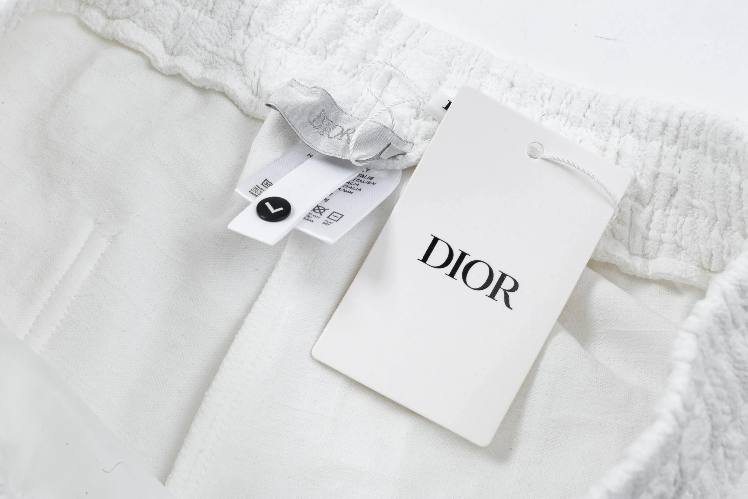🅿️190 2025 Dior Dior new knitted jacquard shorts, customized fabric, knitted with knitted logo printed on it. The version is tight and three-dimensional, with straight stripe splicing. The customized trouser cord hardware has strong texture and smoothness. The upper body is comfortable and breathable. It has a concave and convex three-dimensional feel. It is fashionable and casual. Color: White-Black Size: M-4XL