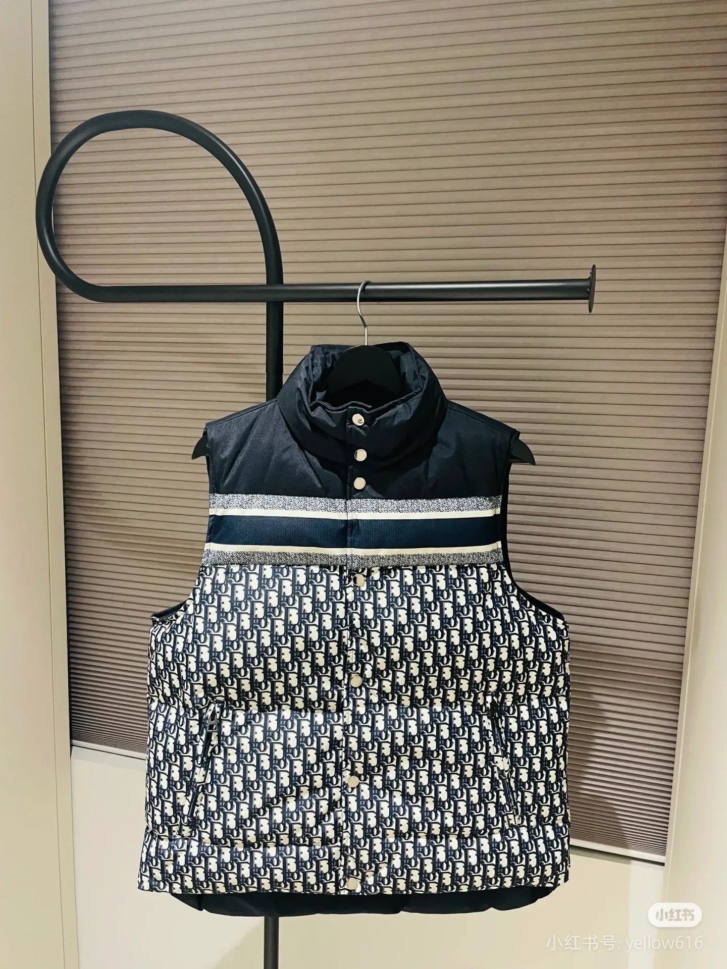 🅿️740 ready for sale. All series are great ~ Djia 25SS - the latest classic presbyopic down vest jacket 💙A must-have high version for quality control that combines excellent performance with elegance. Made of classic jacquard quilted technical taffeta. The back is decorated with a stand-up collar and front snap buttons. The yarn-dyed five-pointed star pattern is embellished with the "Cistian" logo. It is suitable for daily wear and can also be worn during winter sports. National standard 90 white duck down filling, imported machine sewing line technology, size S M L XL XXL