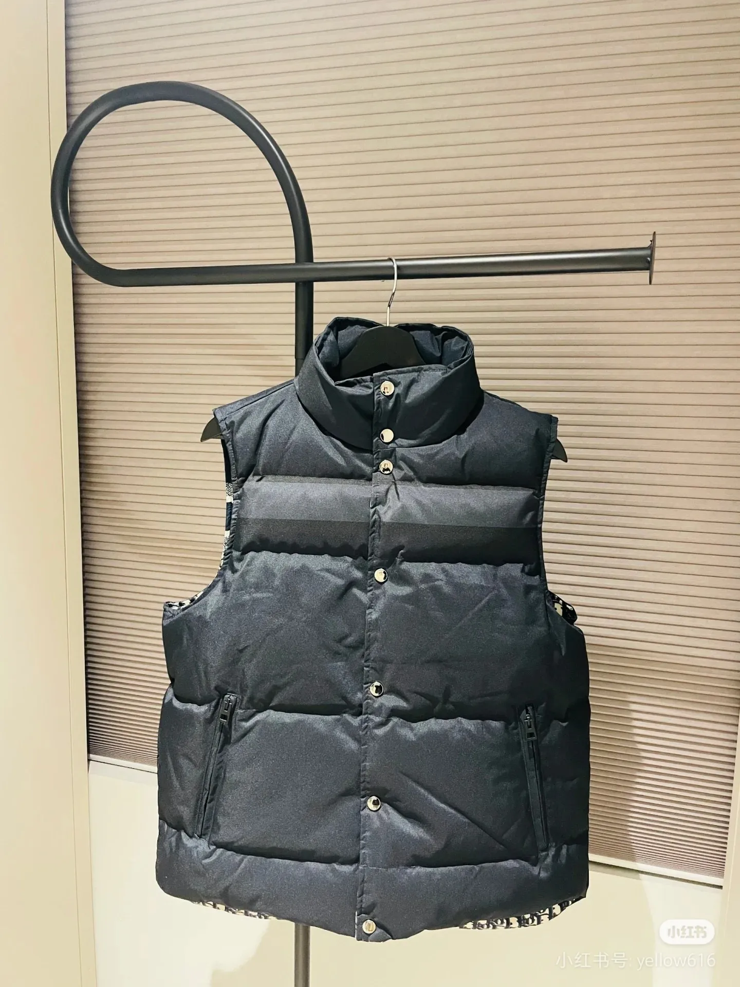 🅿️740 ready for sale. All series are great ~ Djia 25SS - the latest classic presbyopic down vest jacket 💙A must-have high version for quality control that combines excellent performance with elegance. Made of classic jacquard quilted technical taffeta. The back is decorated with a stand-up collar and front snap buttons. The yarn-dyed five-pointed star pattern is embellished with the "Cistian" logo. It is suitable for daily wear and can also be worn during winter sports. National standard 90 white duck down filling, imported machine sewing line technology, size S M L XL XXL