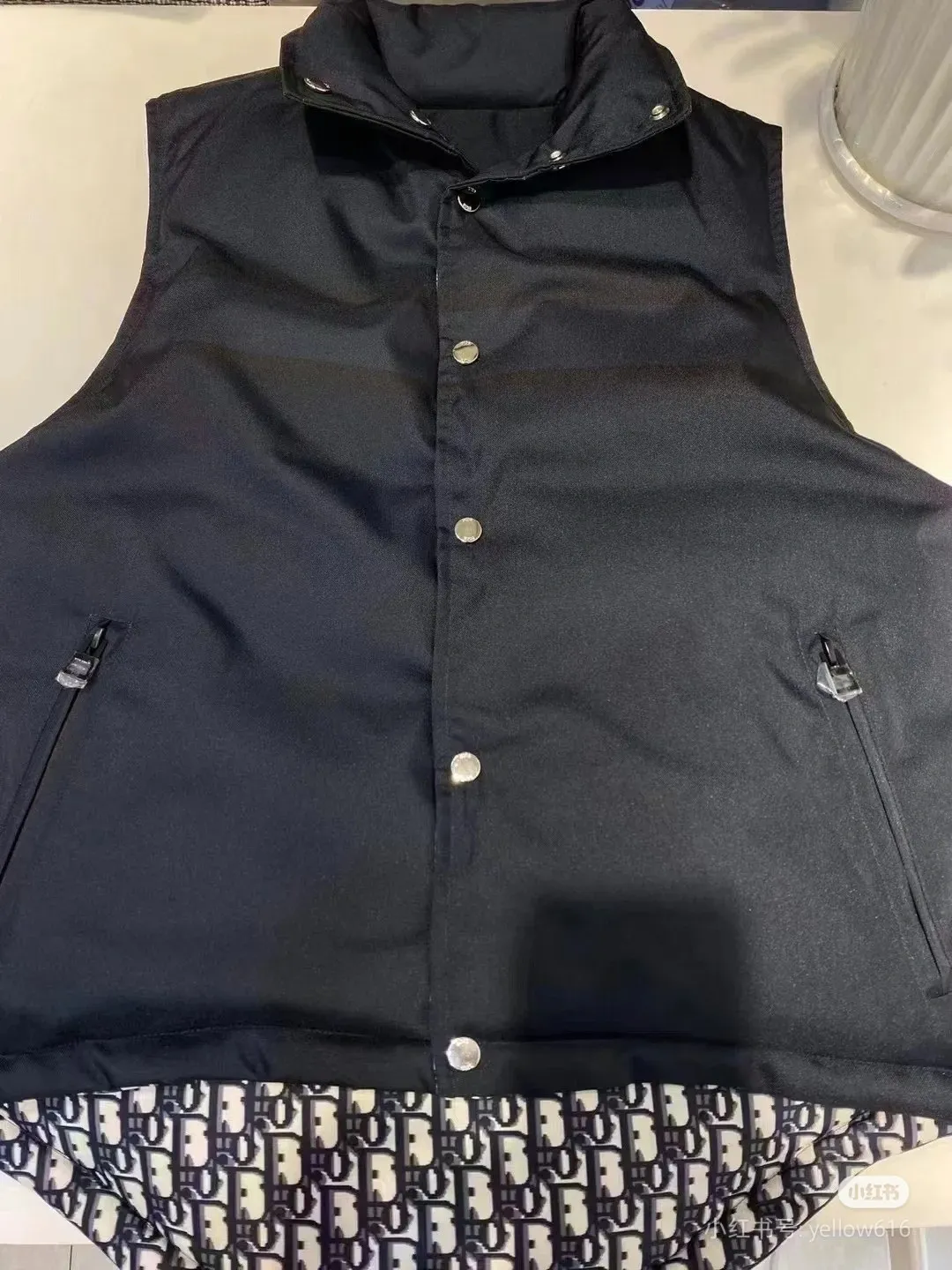 🅿️740 ready for sale. All series are great ~ Djia 25SS - the latest classic presbyopic down vest jacket 💙A must-have high version for quality control that combines excellent performance with elegance. Made of classic jacquard quilted technical taffeta. The back is decorated with a stand-up collar and front snap buttons. The yarn-dyed five-pointed star pattern is embellished with the "Cistian" logo. It is suitable for daily wear and can also be worn during winter sports. National standard 90 white duck down filling, imported machine sewing line technology, size S M L XL XXL