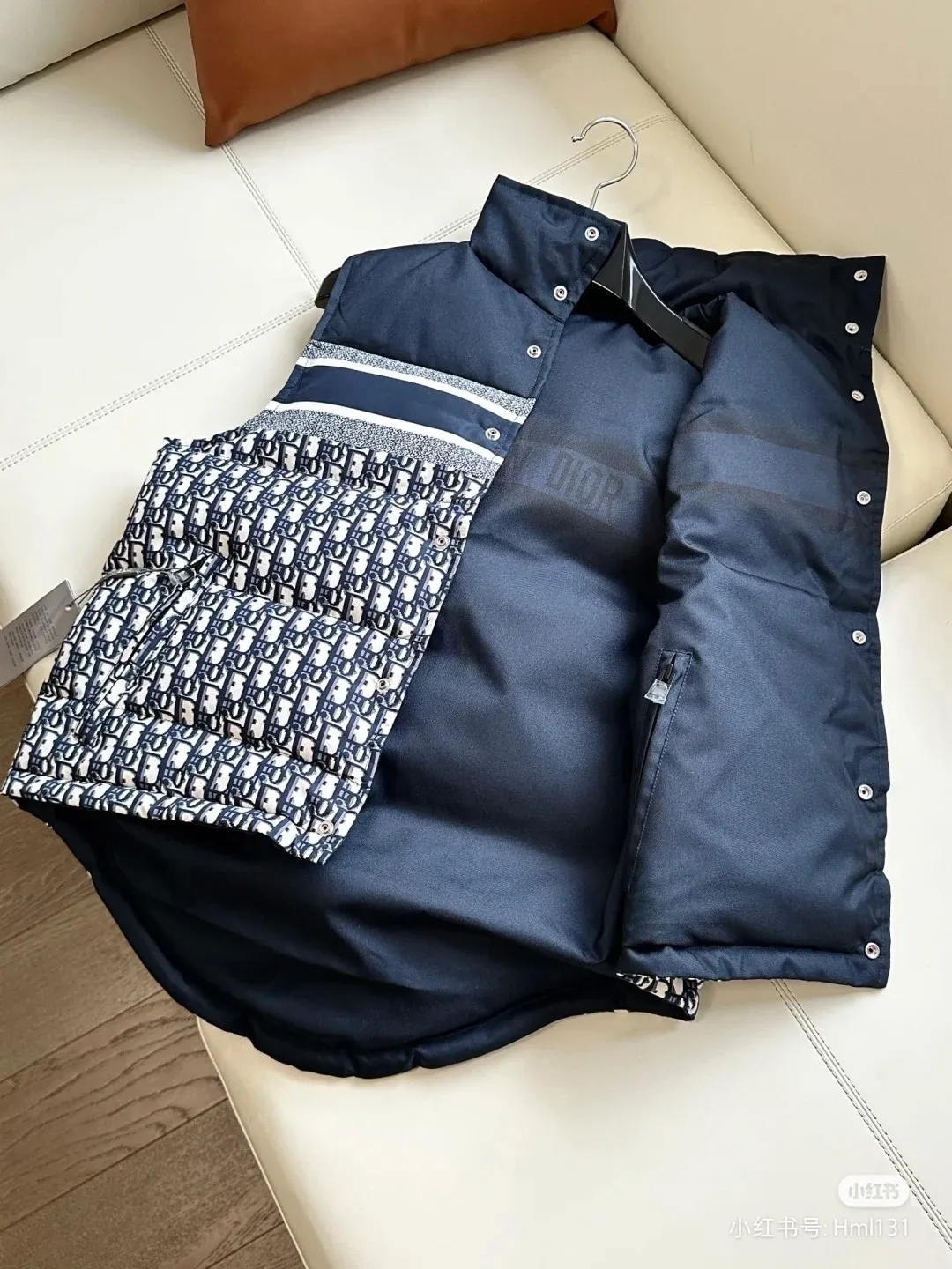 🅿️740 ready for sale. All series are great ~ Djia 25SS - the latest classic presbyopic down vest jacket 💙A must-have high version for quality control that combines excellent performance with elegance. Made of classic jacquard quilted technical taffeta. The back is decorated with a stand-up collar and front snap buttons. The yarn-dyed five-pointed star pattern is embellished with the "Cistian" logo. It is suitable for daily wear and can also be worn during winter sports. National standard 90 white duck down filling, imported machine sewing line technology, size S M L XL XXL