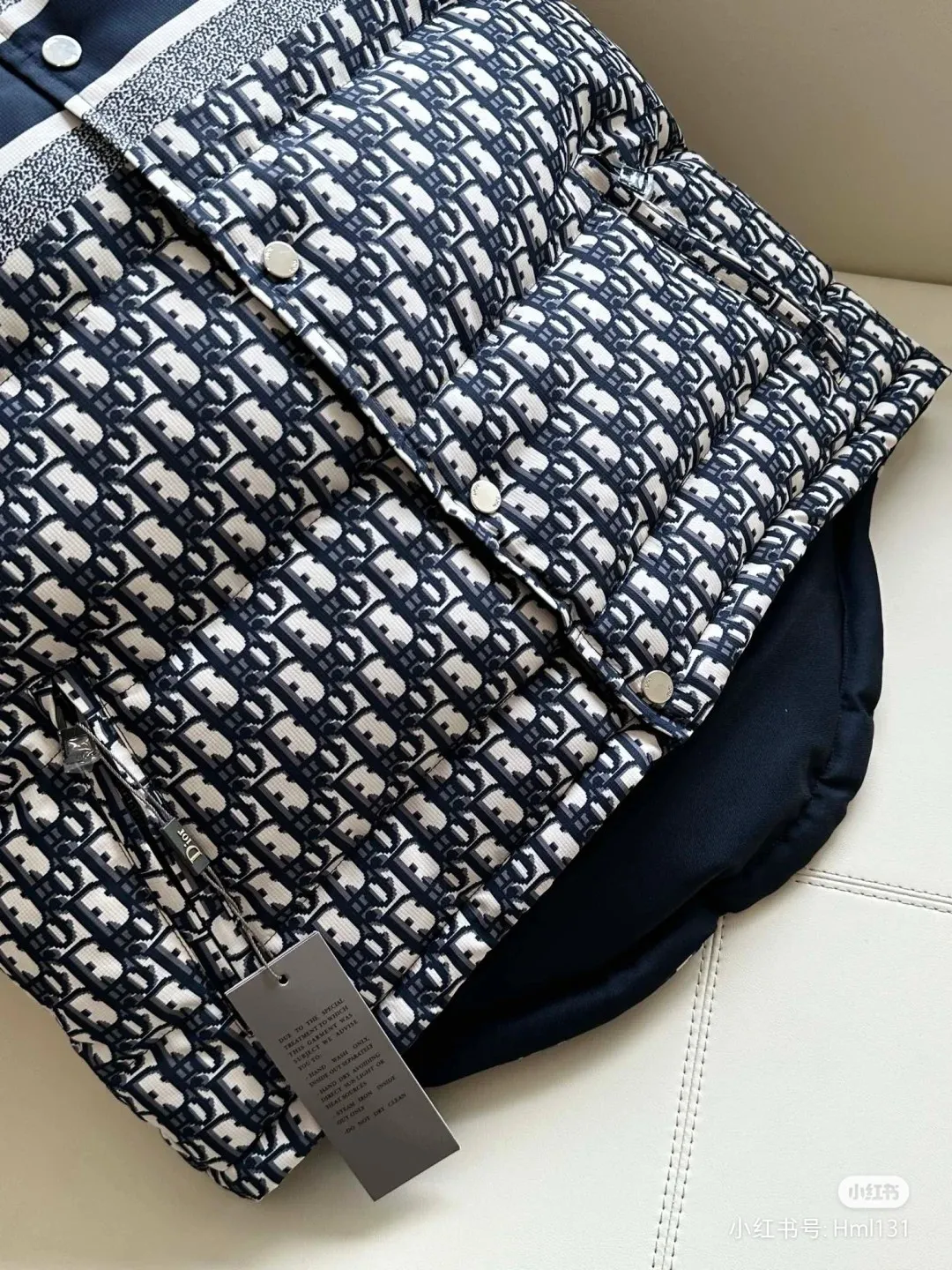 🅿️740 ready for sale. All series are great ~ Djia 25SS - the latest classic presbyopic down vest jacket 💙A must-have high version for quality control that combines excellent performance with elegance. Made of classic jacquard quilted technical taffeta. The back is decorated with a stand-up collar and front snap buttons. The yarn-dyed five-pointed star pattern is embellished with the "Cistian" logo. It is suitable for daily wear and can also be worn during winter sports. National standard 90 white duck down filling, imported machine sewing line technology, size S M L XL XXL