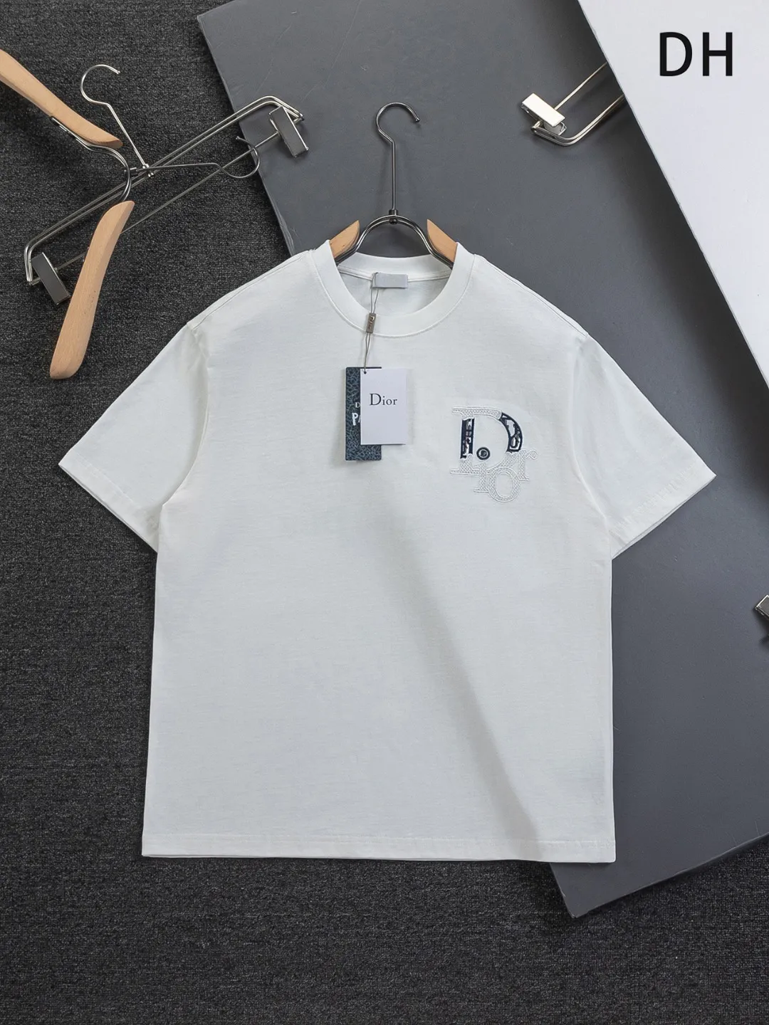 🅿️190 DIOR Dior Dior CD micro wide version S-XL Dior 26ss official website is always unbeatable classic style permanent boutique counter eternal co-branded CD letters on the chest 🪡 embroidery + simple CD letters large logo on the back panel 🪡 embroidered logo heavy craftsmanship same style short-sleeved T-shirt, cotton blended terry jersey fabric, original development This is from the 2025 beachwear limited series. The full-logo jacquard towel highlights the classic Obliave flower. It is matched with an S-shaped round neck and topstitching. It is unique. The whole body is decorated with obliqve jacquard. The ribbed round neck is matched with V-shaped topstitching. Customized accessories. The whole body is customized and developed according to the Y-panel... Complete with three standards, it can control various styles and pay tribute to Dior's historic year! Coupled with the blessing of full-flower cotton material, both the upper body comfort and the existence are unparalleled. It can be said to be a must-have companion in summer. The excellent breathability and comfortable wearing feeling are unparalleled~ Recommended! ! Same style for men and women! Color: Black White Size: S-XL Size chart: S: Shoulder width 50-Bust 56-Length 70 M: Shoulder width 52-Bust 57-Length 72 L: Shoulder width 54-Bust 59-Length 74 XL: Shoulder width 56-Bust 62-Length 76