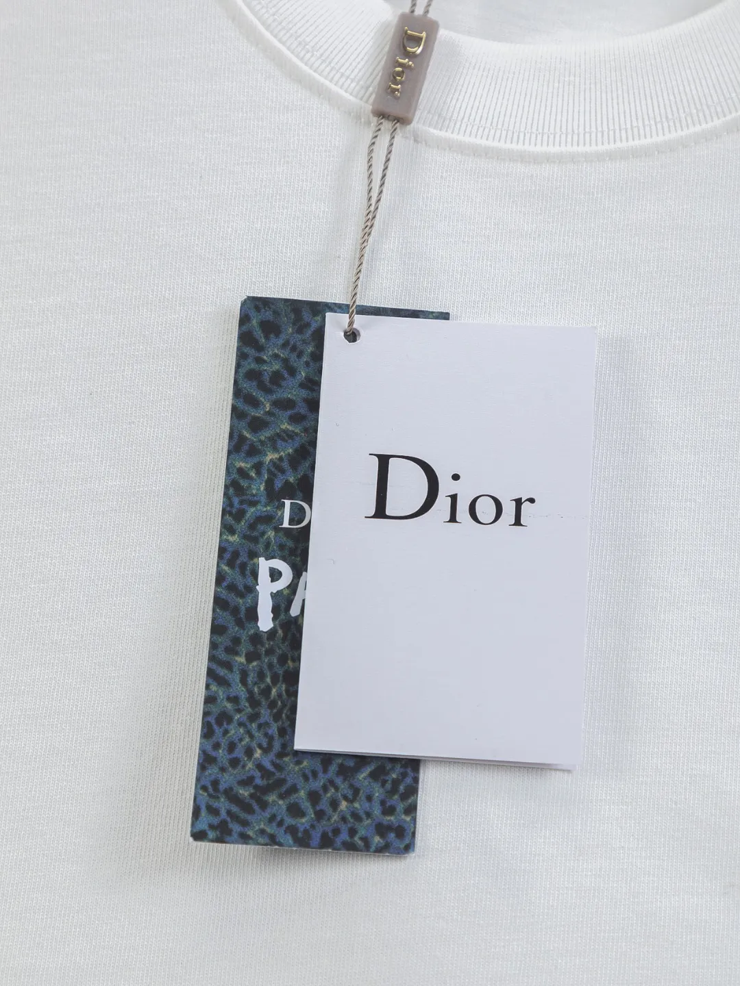 🅿️190 DIOR Dior Dior CD micro wide version S-XL Dior 26ss official website is always unbeatable classic style permanent boutique counter eternal co-branded CD letters on the chest 🪡 embroidery + simple CD letters large logo on the back panel 🪡 embroidered logo heavy craftsmanship same style short-sleeved T-shirt, cotton blended terry jersey fabric, original development This is from the 2025 beachwear limited series. The full-logo jacquard towel highlights the classic Obliave flower. It is matched with an S-shaped round neck and topstitching. It is unique. The whole body is decorated with obliqve jacquard. The ribbed round neck is matched with V-shaped topstitching. Customized accessories. The whole body is customized and developed according to the Y-panel... Complete with three standards, it can control various styles and pay tribute to Dior's historic year! Coupled with the blessing of full-flower cotton material, both the upper body comfort and the existence are unparalleled. It can be said to be a must-have companion in summer. The excellent breathability and comfortable wearing feeling are unparalleled~ Recommended! ! Same style for men and women! Color: Black White Size: S-XL Size chart: S: Shoulder width 50-Bust 56-Length 70 M: Shoulder width 52-Bust 57-Length 72 L: Shoulder width 54-Bust 59-Length 74 XL: Shoulder width 56-Bust 62-Length 76