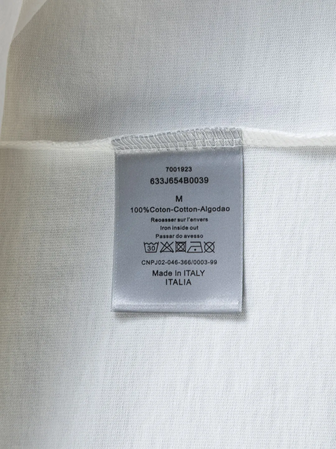 🅿️190 DIOR Dior Dior CD micro wide version S-XL Dior 26ss official website is always unbeatable classic style permanent boutique counter eternal co-branded CD letters on the chest 🪡 embroidery + simple CD letters large logo on the back panel 🪡 embroidered logo heavy craftsmanship same style short-sleeved T-shirt, cotton blended terry jersey fabric, original development This is from the 2025 beachwear limited series. The full-logo jacquard towel highlights the classic Obliave flower. It is matched with an S-shaped round neck and topstitching. It is unique. The whole body is decorated with obliqve jacquard. The ribbed round neck is matched with V-shaped topstitching. Customized accessories. The whole body is customized and developed according to the Y-panel... Complete with three standards, it can control various styles and pay tribute to Dior's historic year! Coupled with the blessing of full-flower cotton material, both the upper body comfort and the existence are unparalleled. It can be said to be a must-have companion in summer. The excellent breathability and comfortable wearing feeling are unparalleled~ Recommended! ! Same style for men and women! Color: Black White Size: S-XL Size chart: S: Shoulder width 50-Bust 56-Length 70 M: Shoulder width 52-Bust 57-Length 72 L: Shoulder width 54-Bust 59-Length 74 XL: Shoulder width 56-Bust 62-Length 76